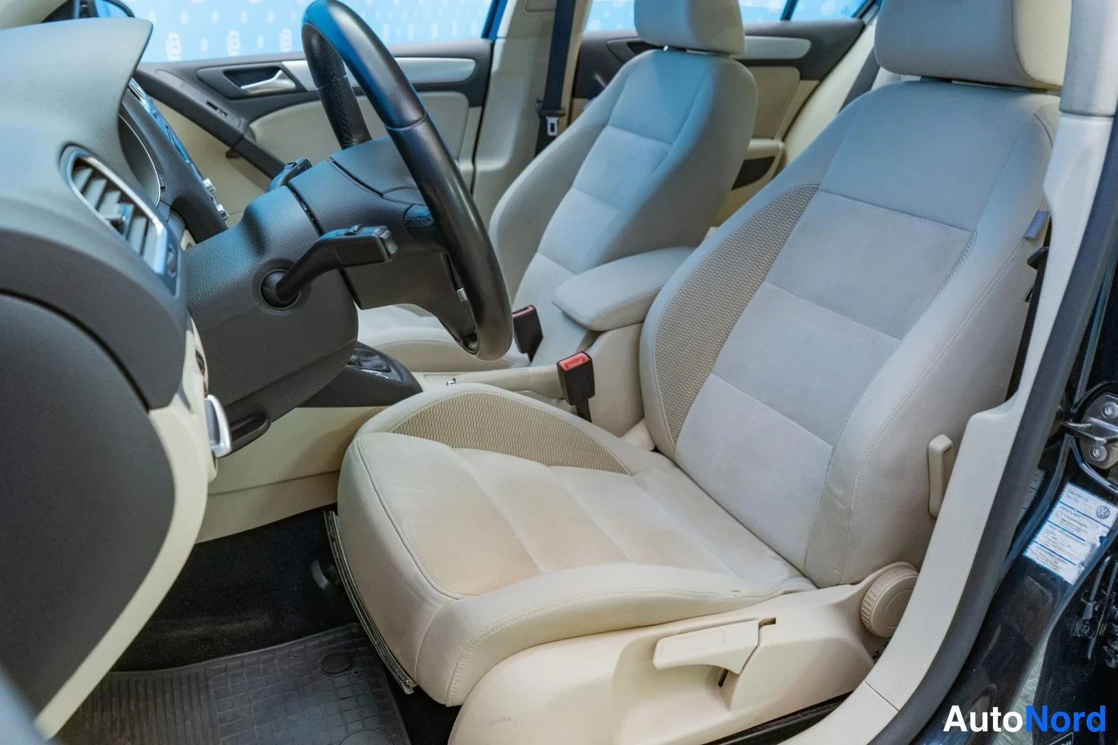 Black Volkswagen Golf 2010, front seats, photo 11