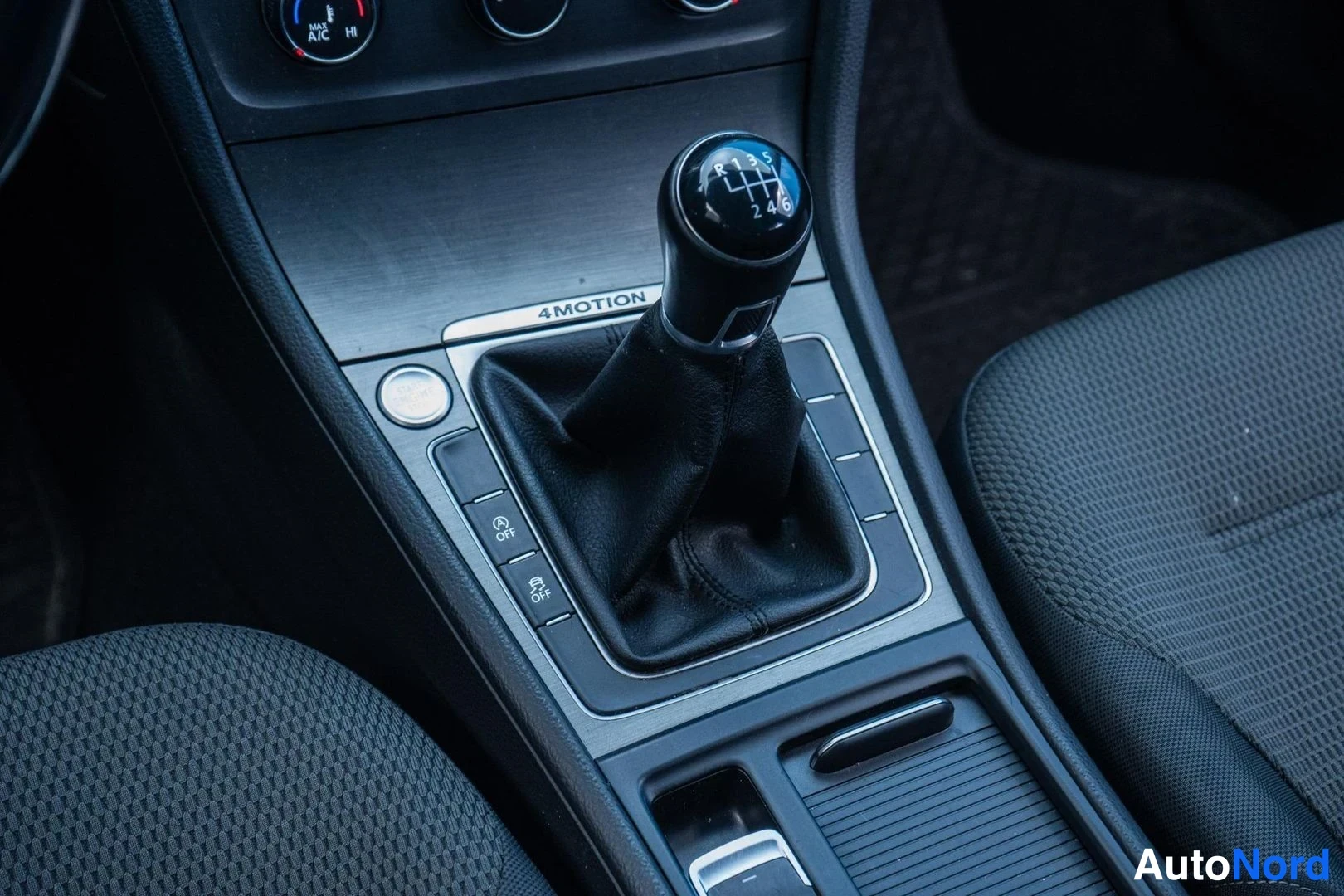 White Volkswagen Golf Variant 2014, detail, photo 13