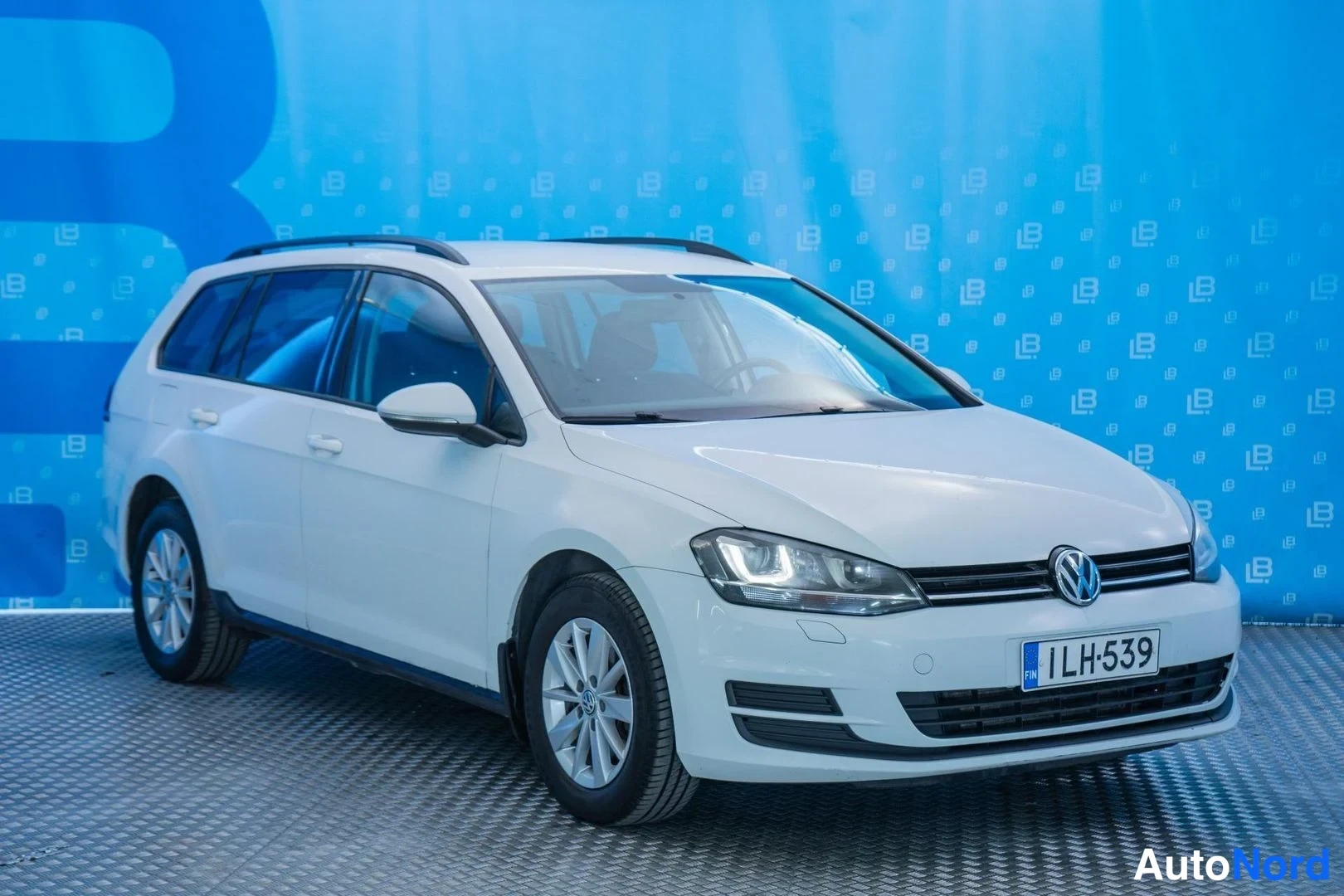 White Volkswagen Golf Variant 2014, front three-quarter, nose to the right, photo 3