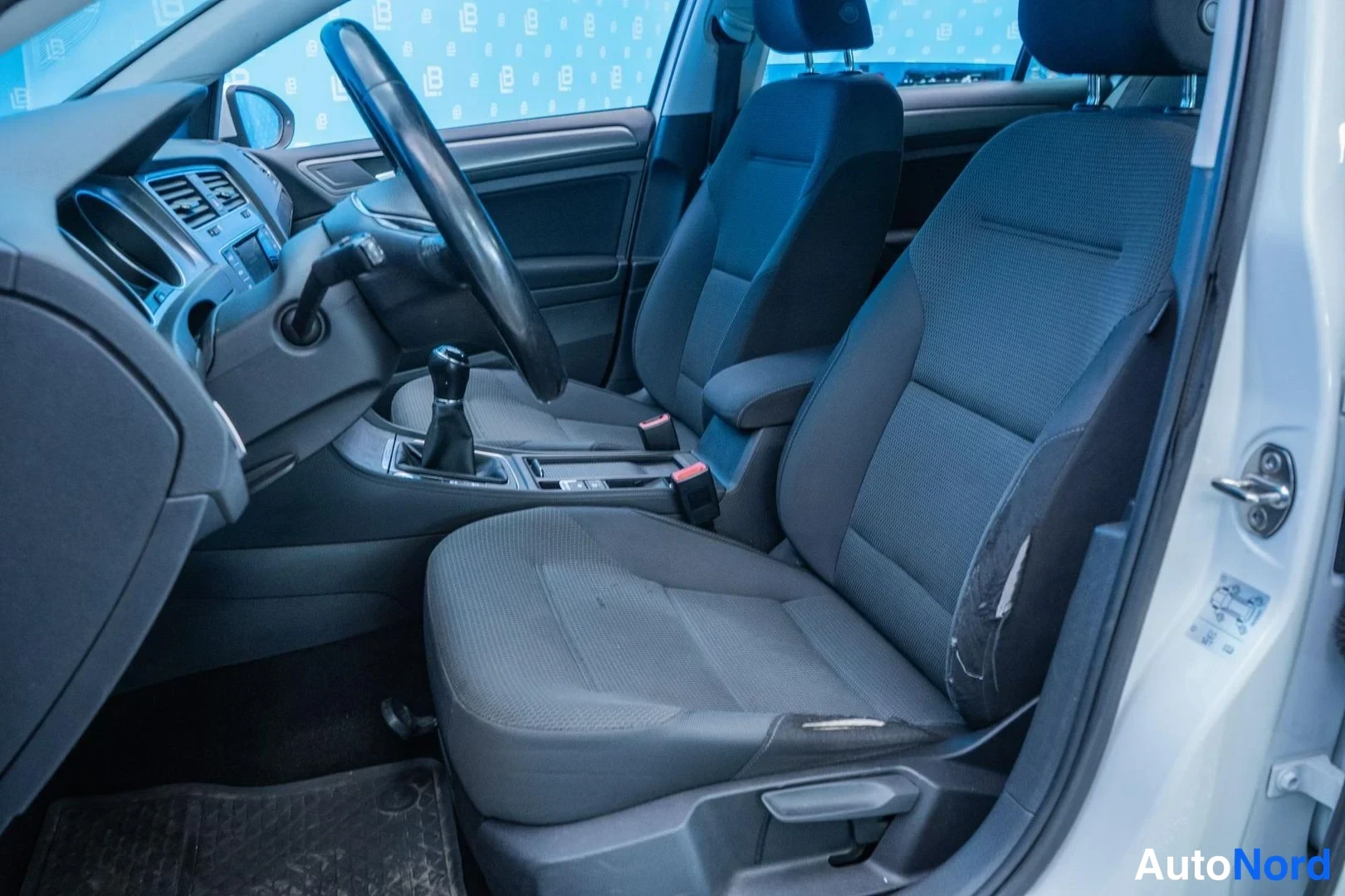 White Volkswagen Golf Variant 2014, front seats, photo 10