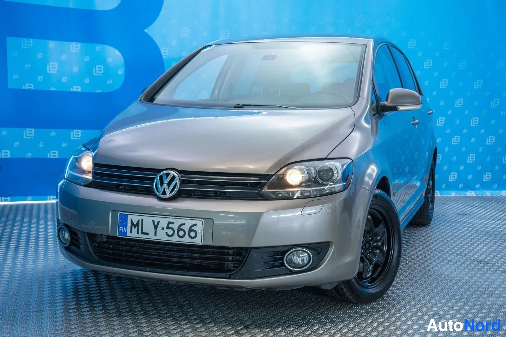 Brown Volkswagen Golf Plus 2010, front three-quarter, nose to the left, photo 2