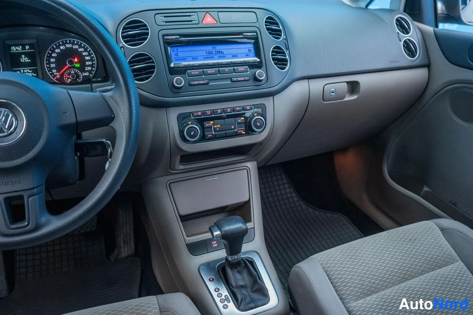 Brown Volkswagen Golf Plus 2010, cockpit, photo 10