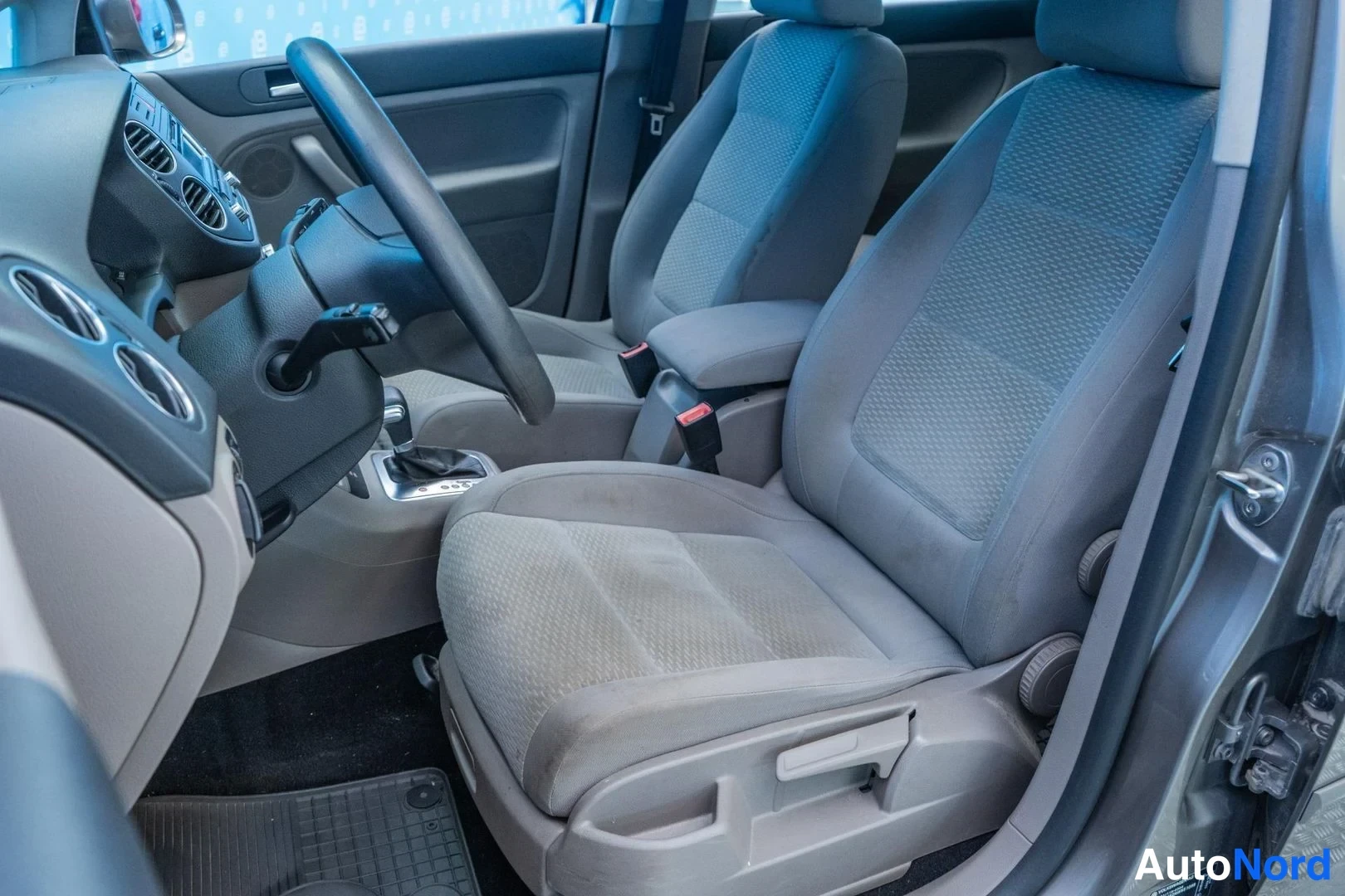 Brown Volkswagen Golf Plus 2010, front seats, photo 11