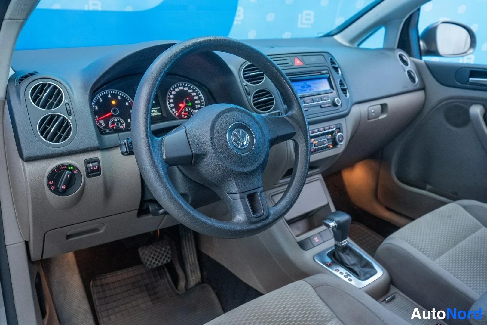 Brown Volkswagen Golf Plus 2010, cockpit, photo 7
