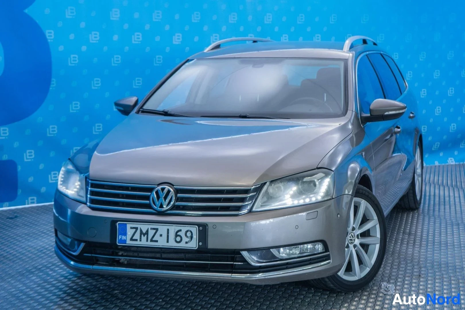 Brown Volkswagen Passat 2011, front three-quarter, nose to the left, photo 2