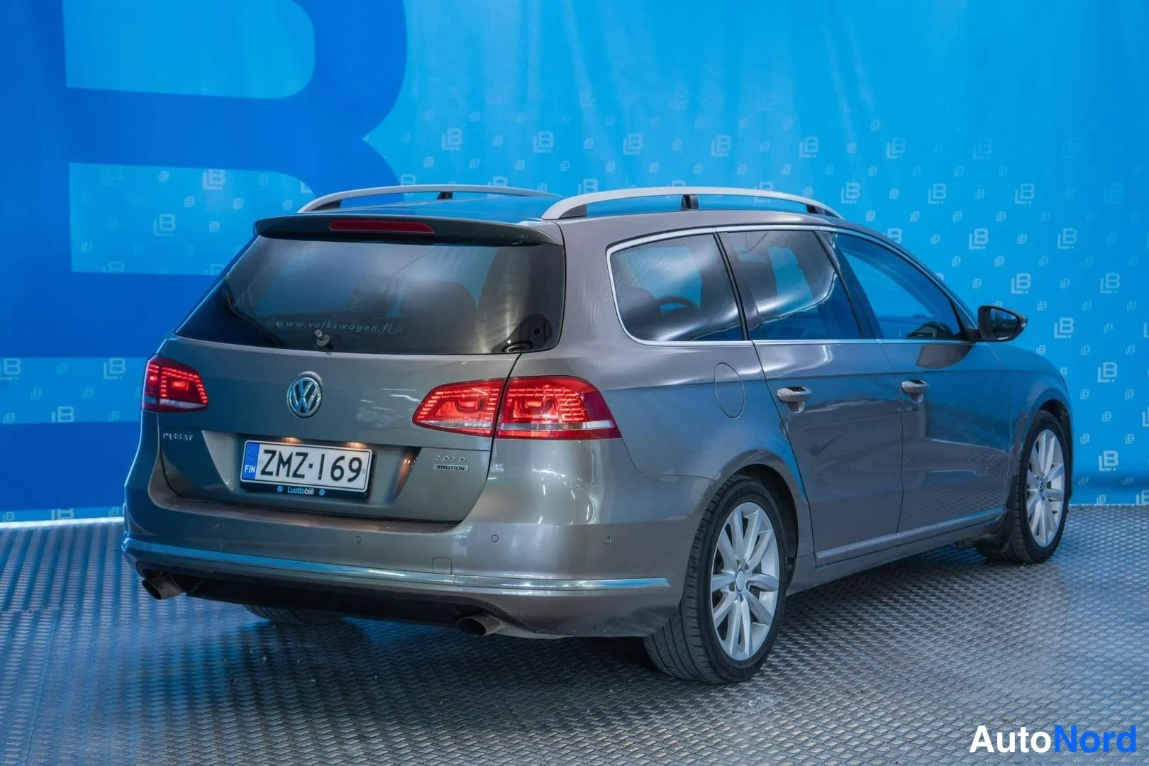 Brown Volkswagen Passat 2011, rear three-quarter, photo 4