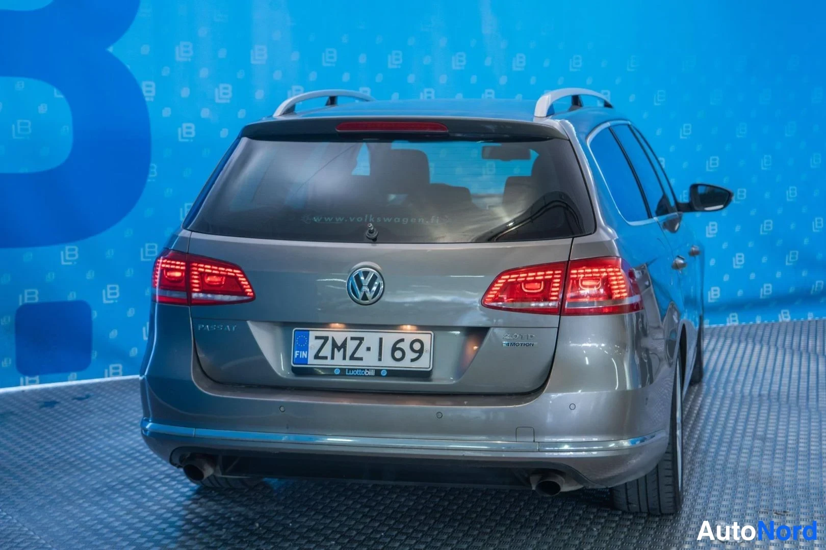 Brown Volkswagen Passat 2011, rear three-quarter, photo 5