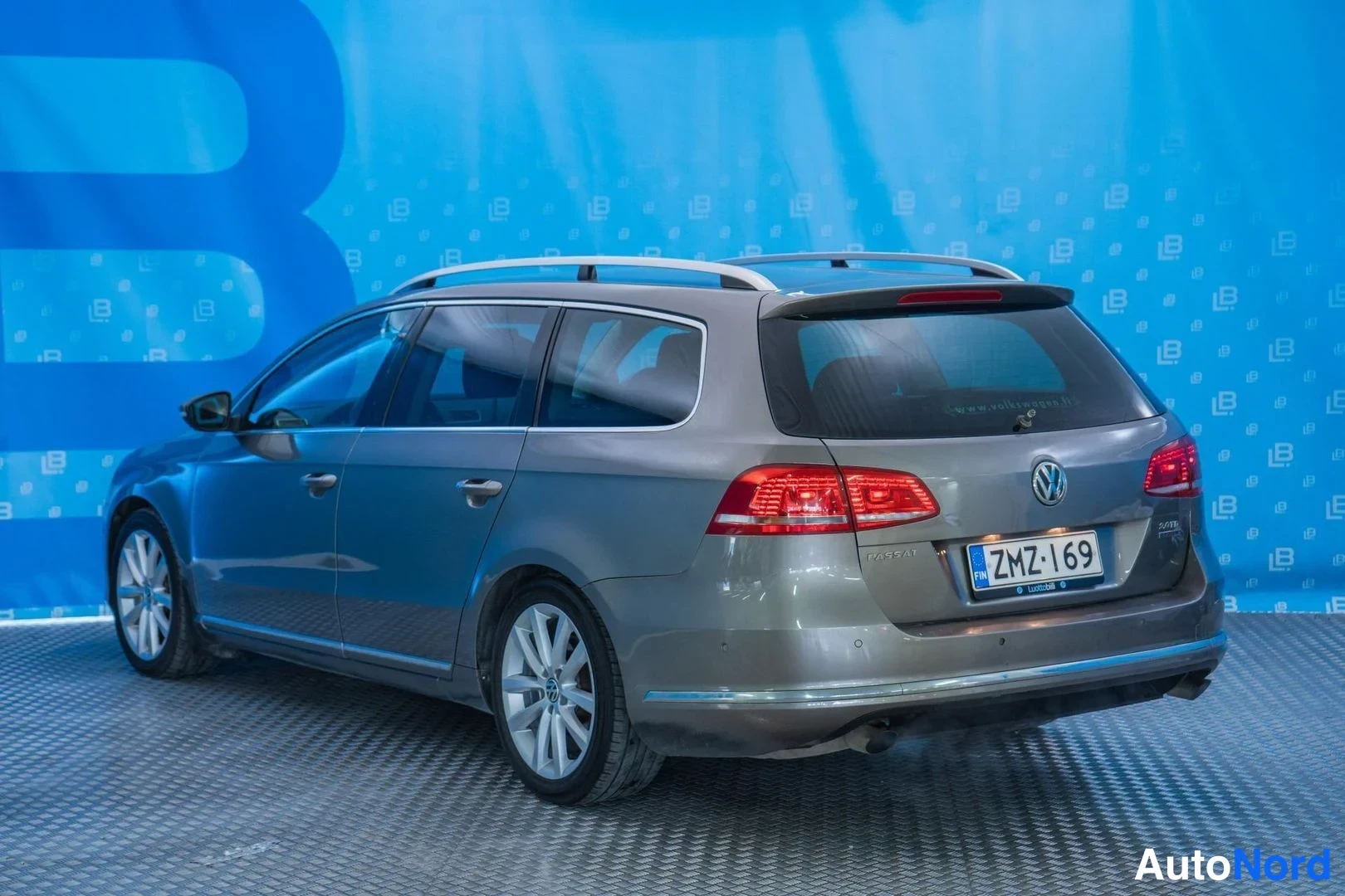 Brown Volkswagen Passat 2011, rear three-quarter, photo 6