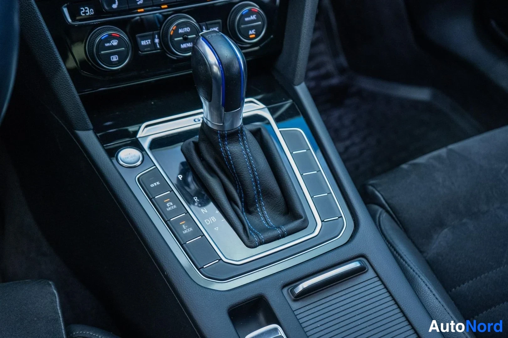 Silver Volkswagen Passat 2018, detail, photo 14