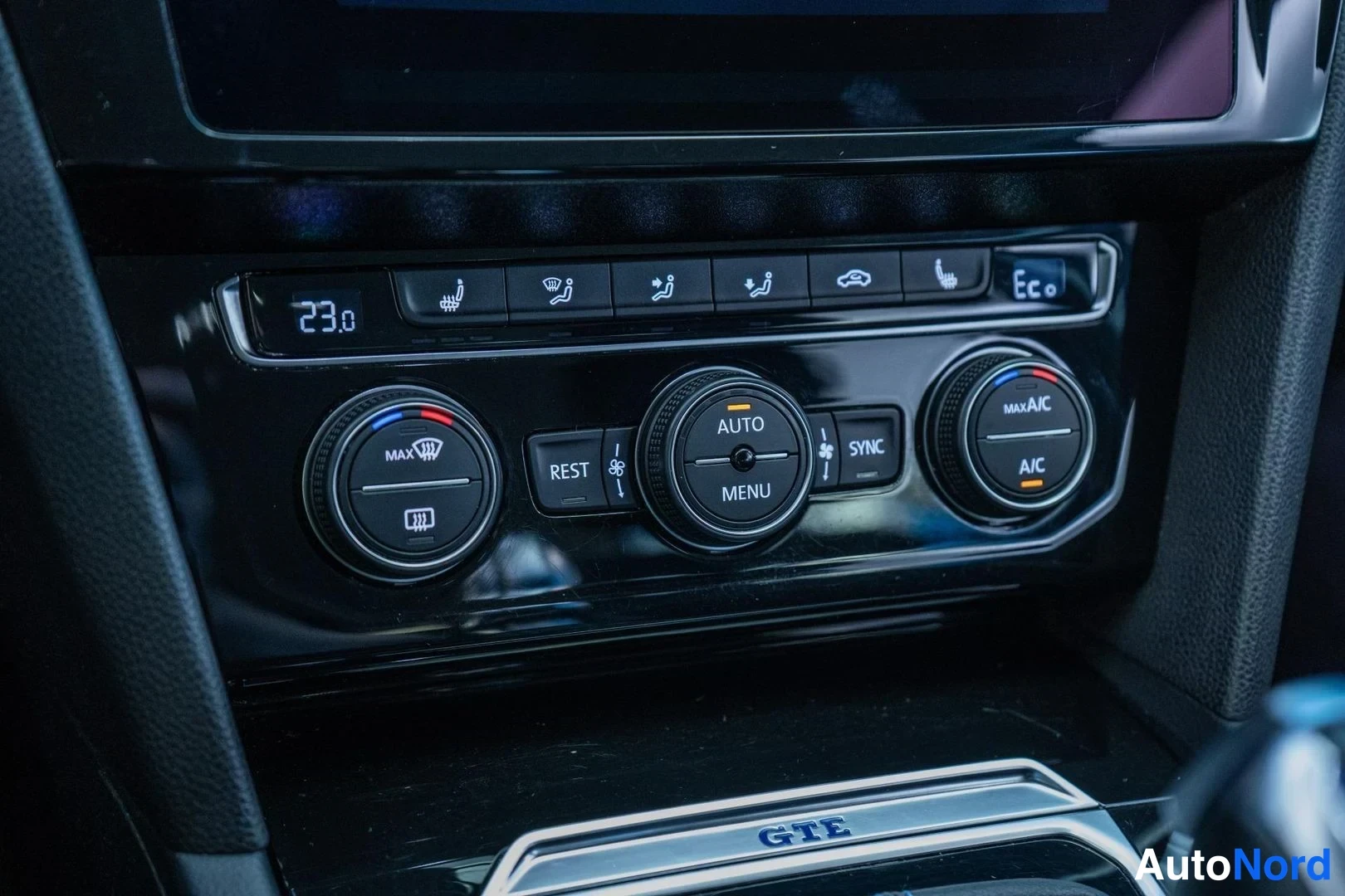 Silver Volkswagen Passat 2018, detail, photo 15