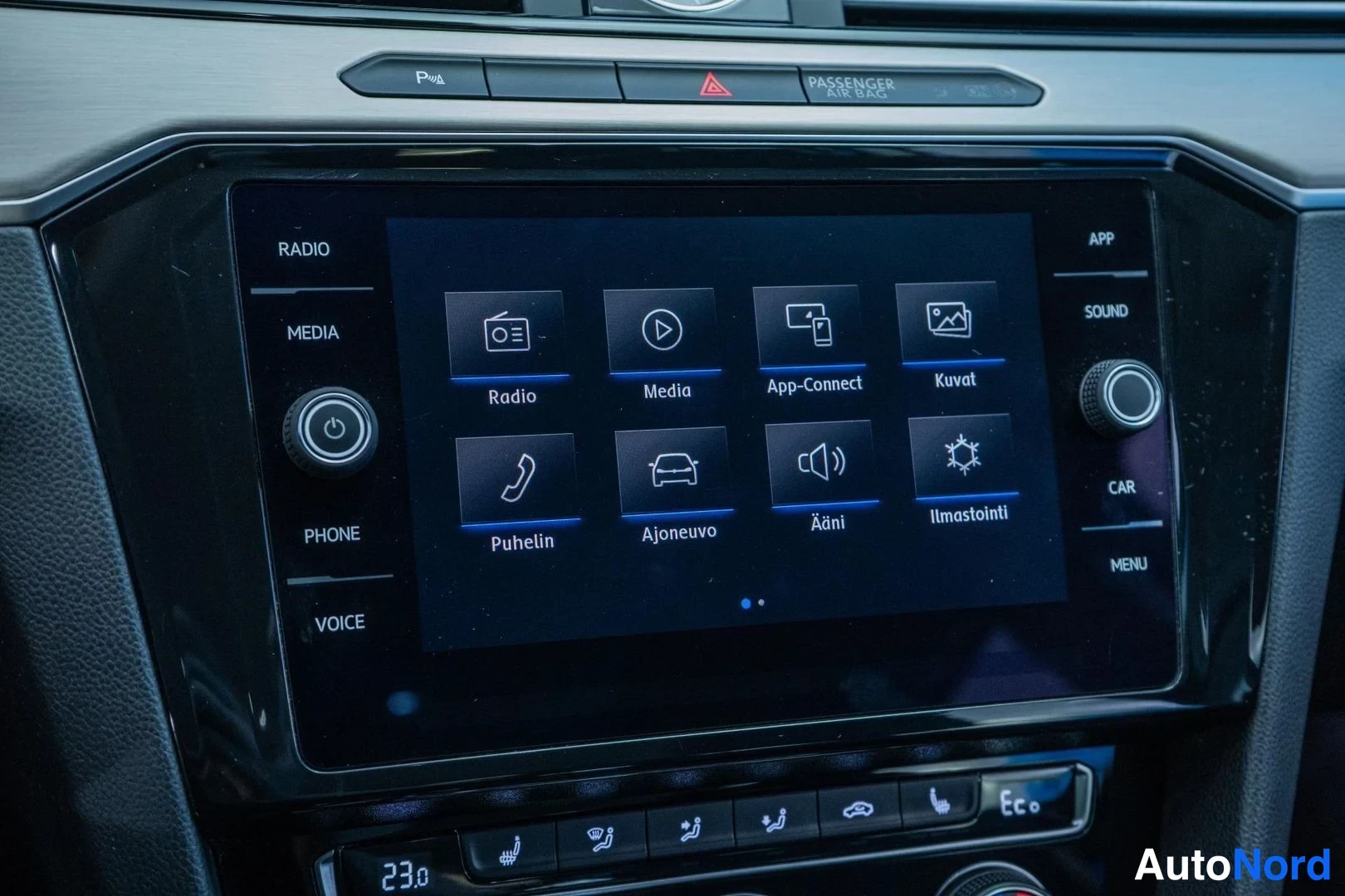 Silver Volkswagen Passat 2018, detail, photo 16