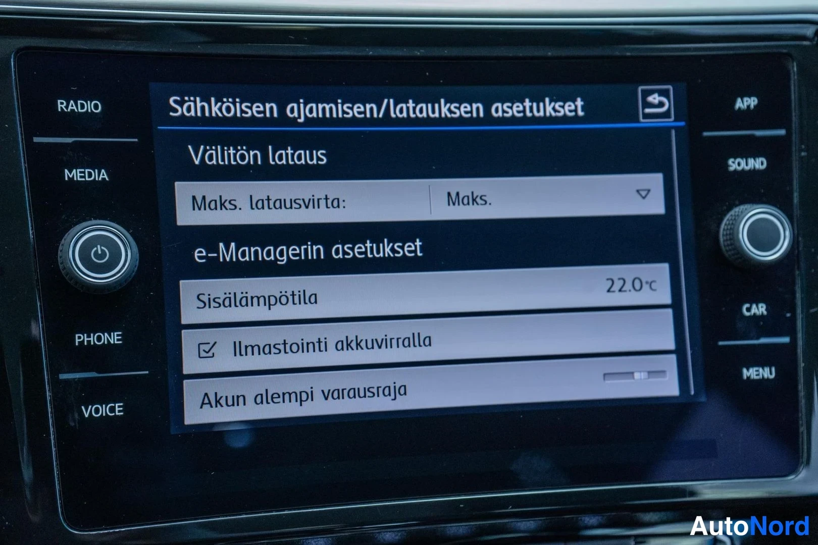 Silver Volkswagen Passat 2018, detail, photo 20