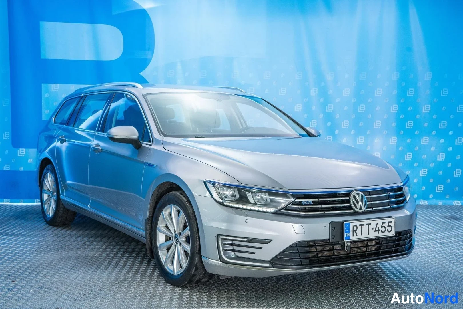 Silver Volkswagen Passat 2018, front three-quarter, nose to the right, photo 3