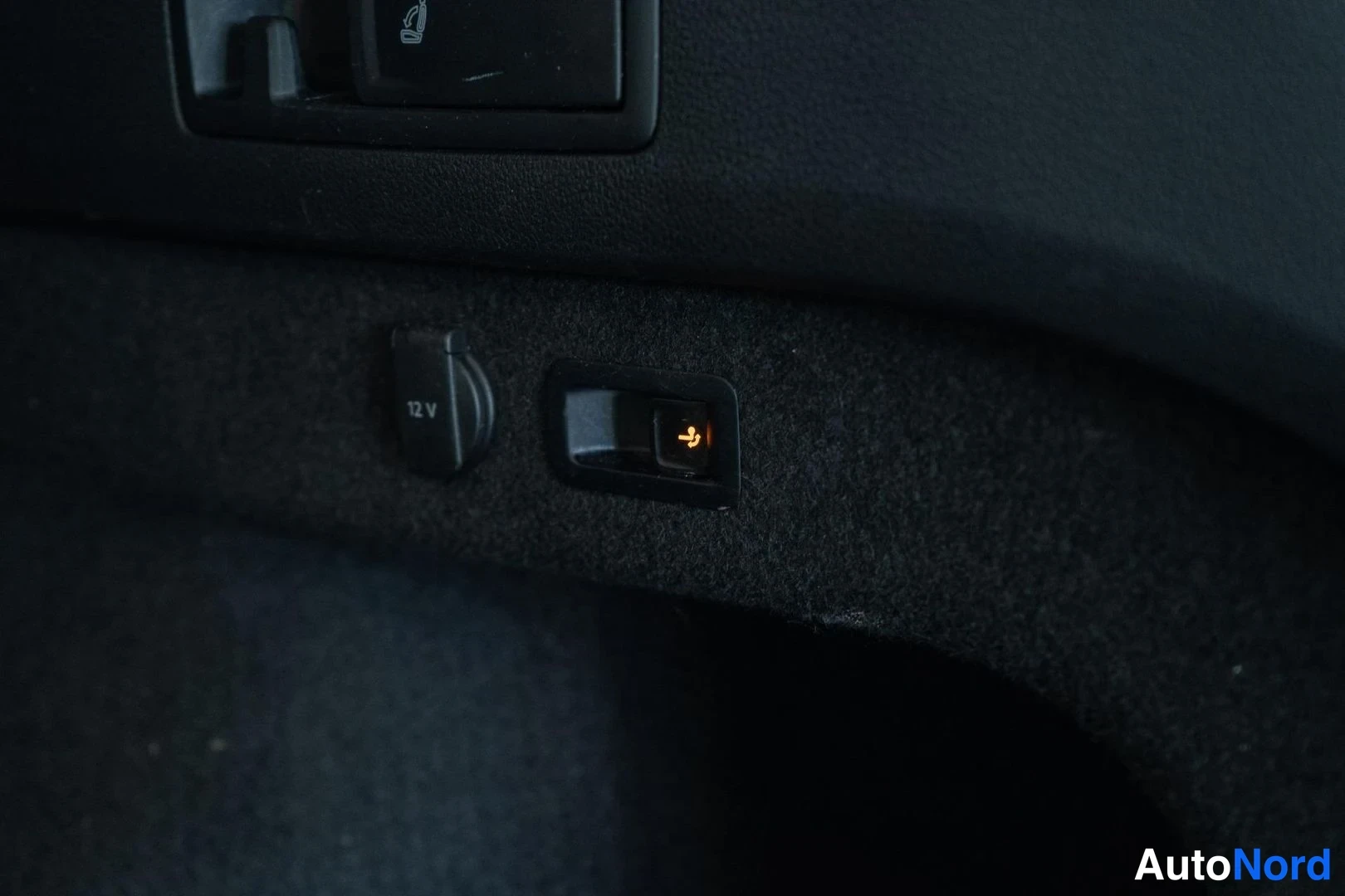 Silver Volkswagen Passat 2018, detail, photo 22