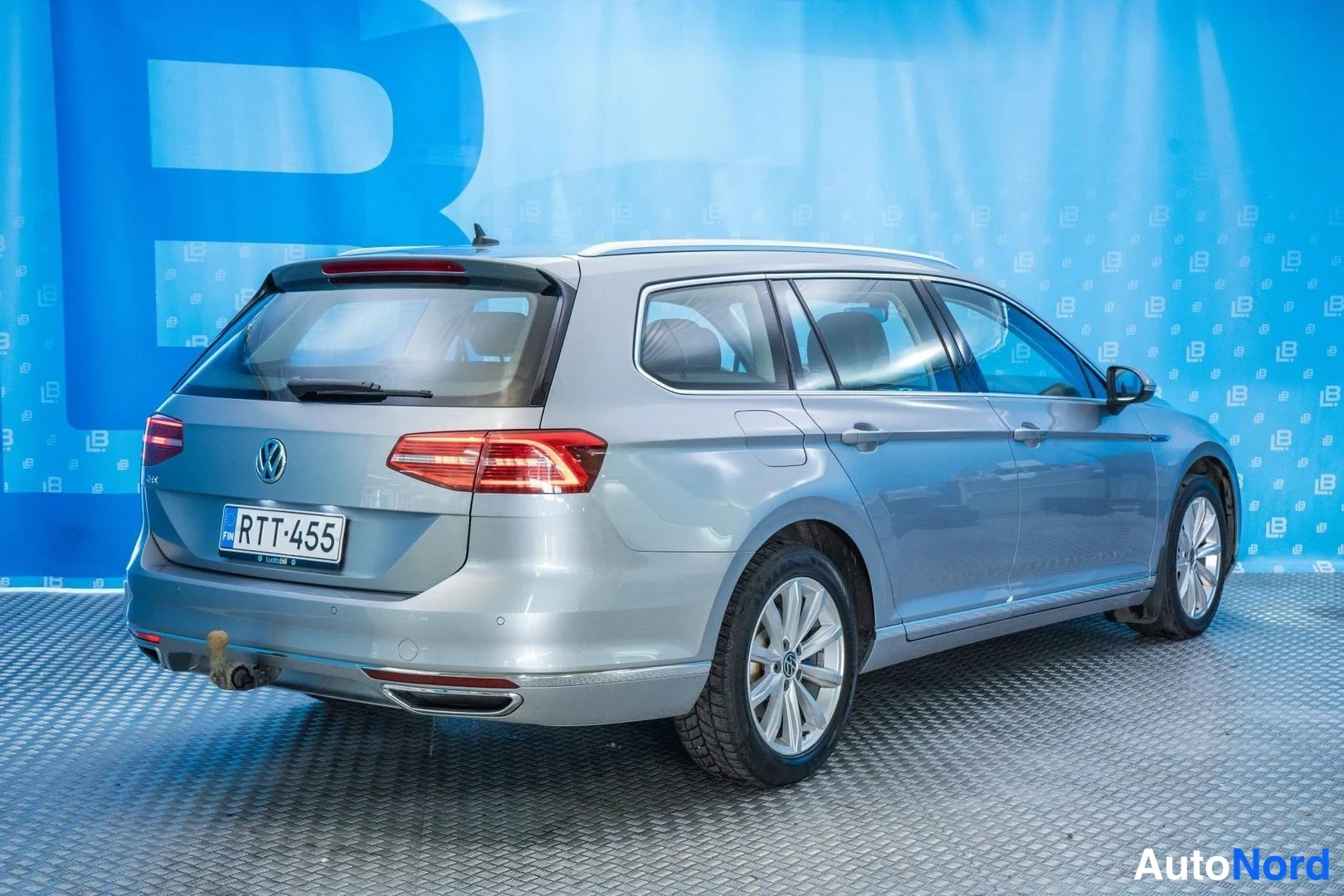 Silver Volkswagen Passat 2018, rear three-quarter, photo 4