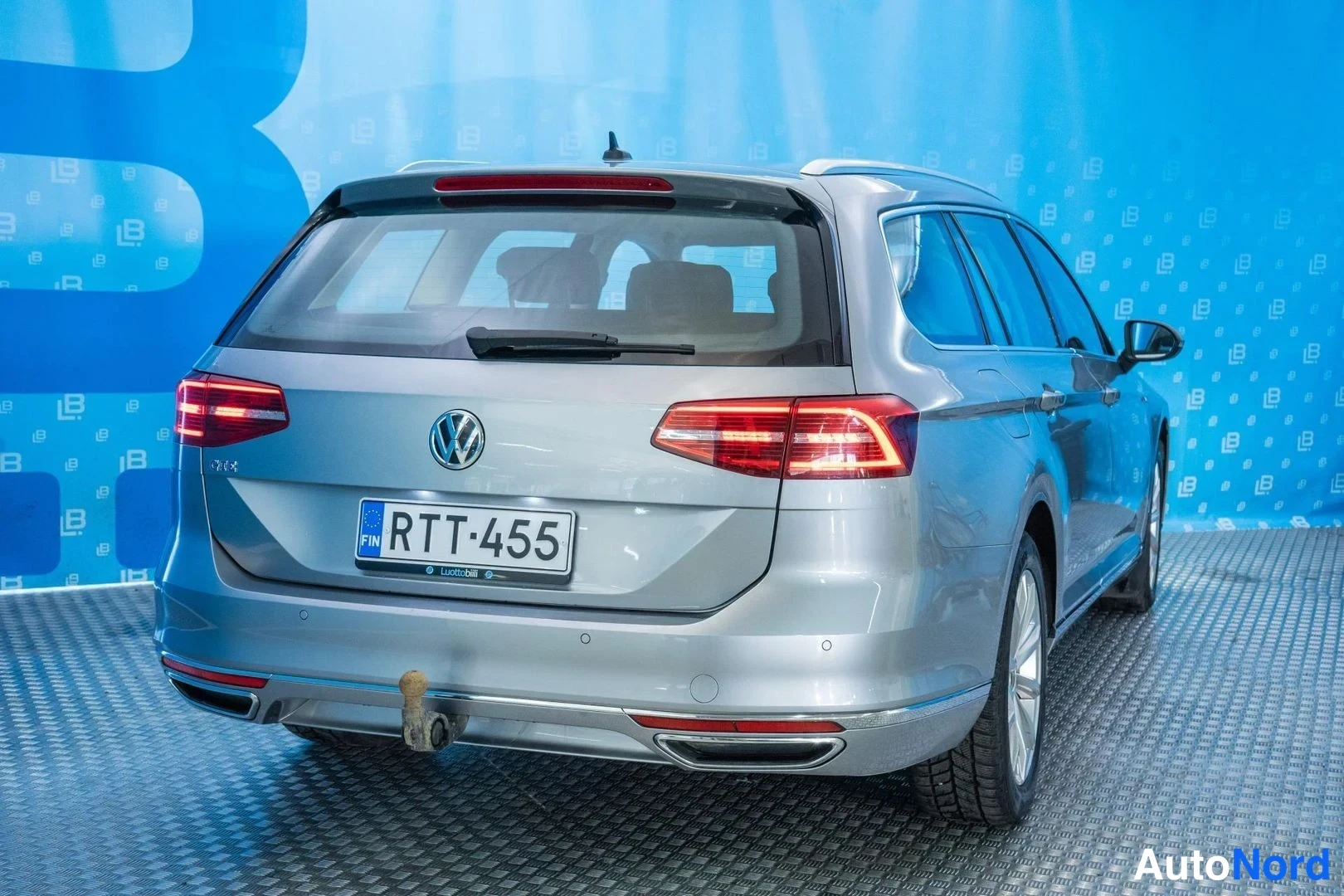 Silver Volkswagen Passat 2018, rear, photo 6