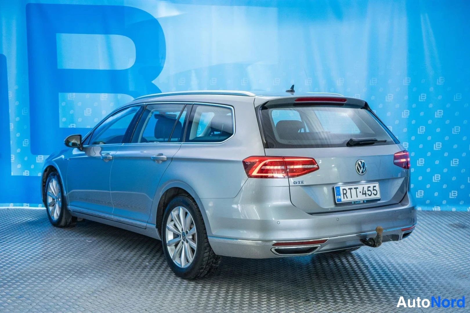 Silver Volkswagen Passat 2018, rear three-quarter, photo 5