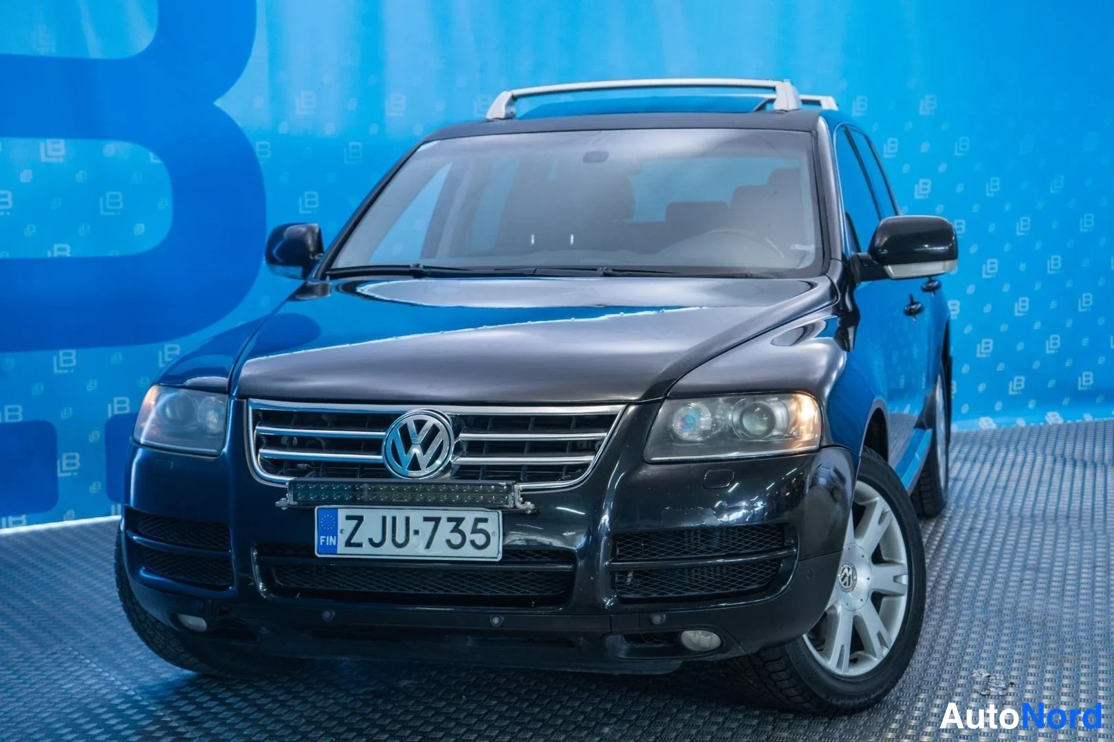 Black Volkswagen Touareg 2006, front three-quarter, nose to the left, photo 2