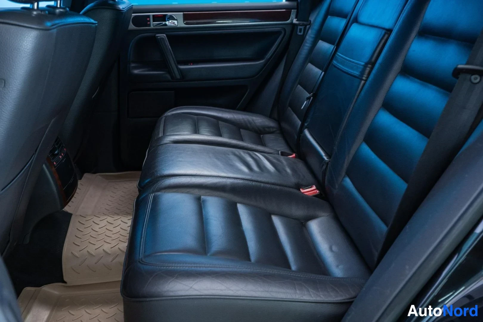 Black Volkswagen Touareg 2006, rear seats, photo 11