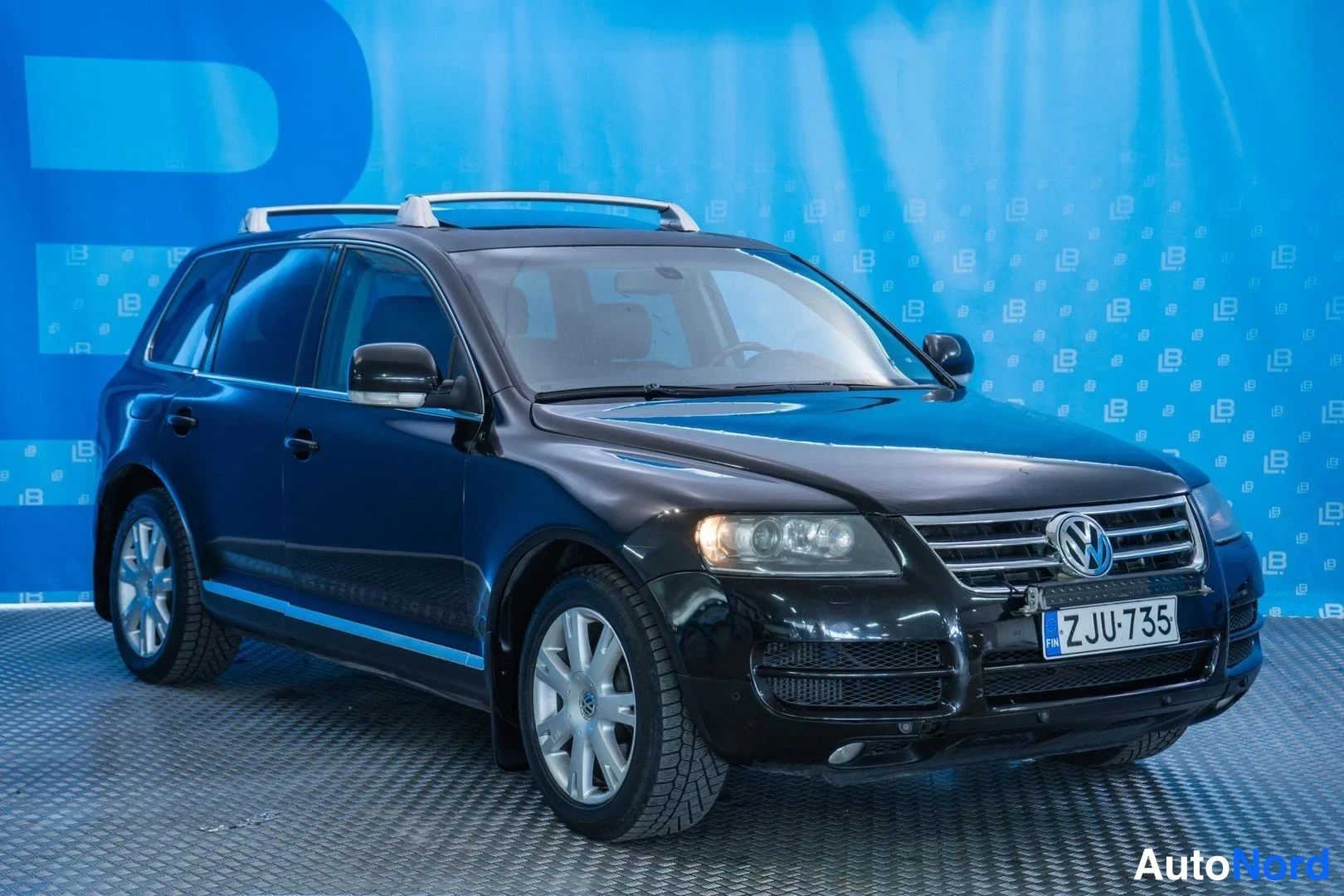 Black Volkswagen Touareg 2006, front three-quarter, nose to the right, photo 3
