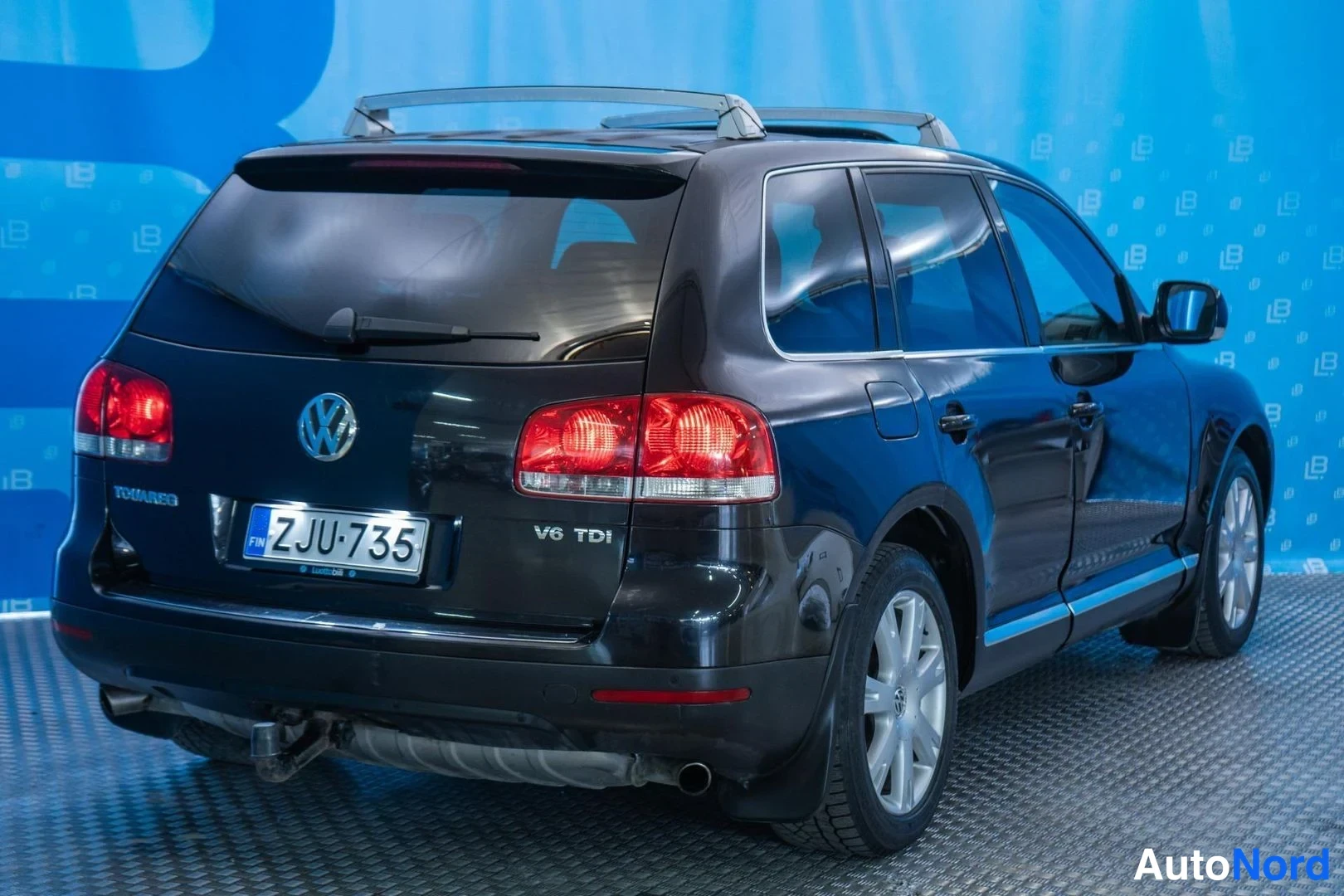 Black Volkswagen Touareg 2006, rear three-quarter, photo 4