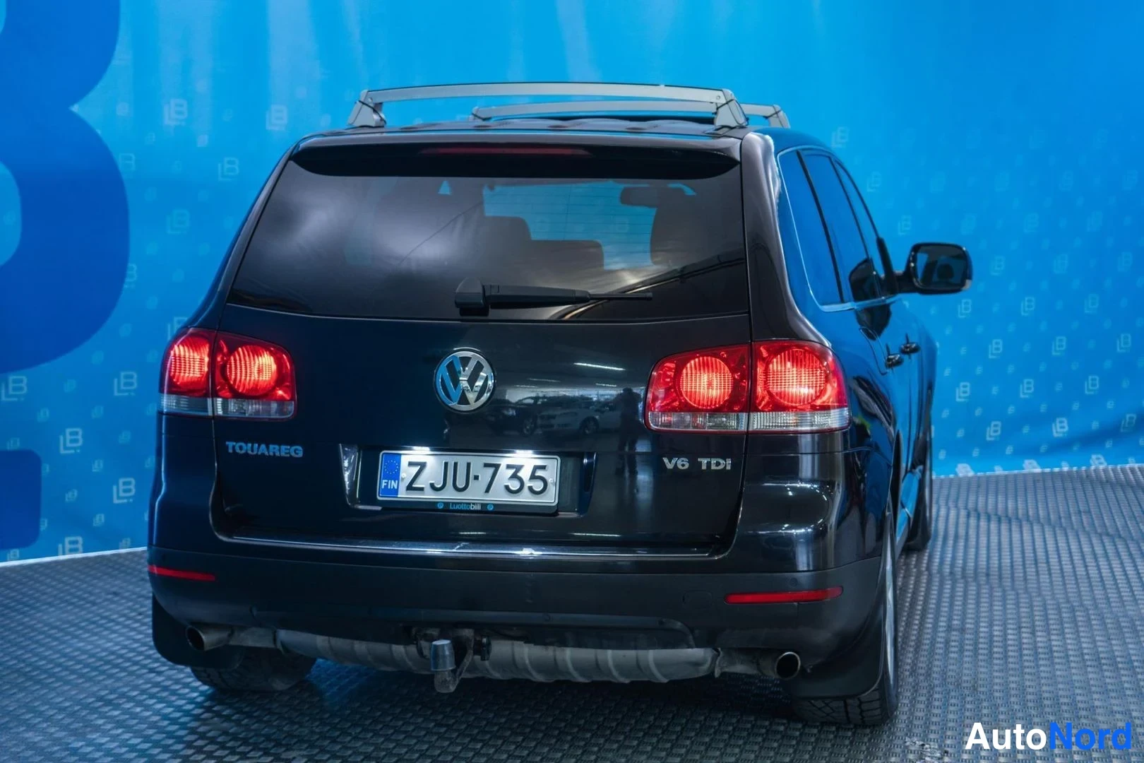 Black Volkswagen Touareg 2006, rear, photo 6