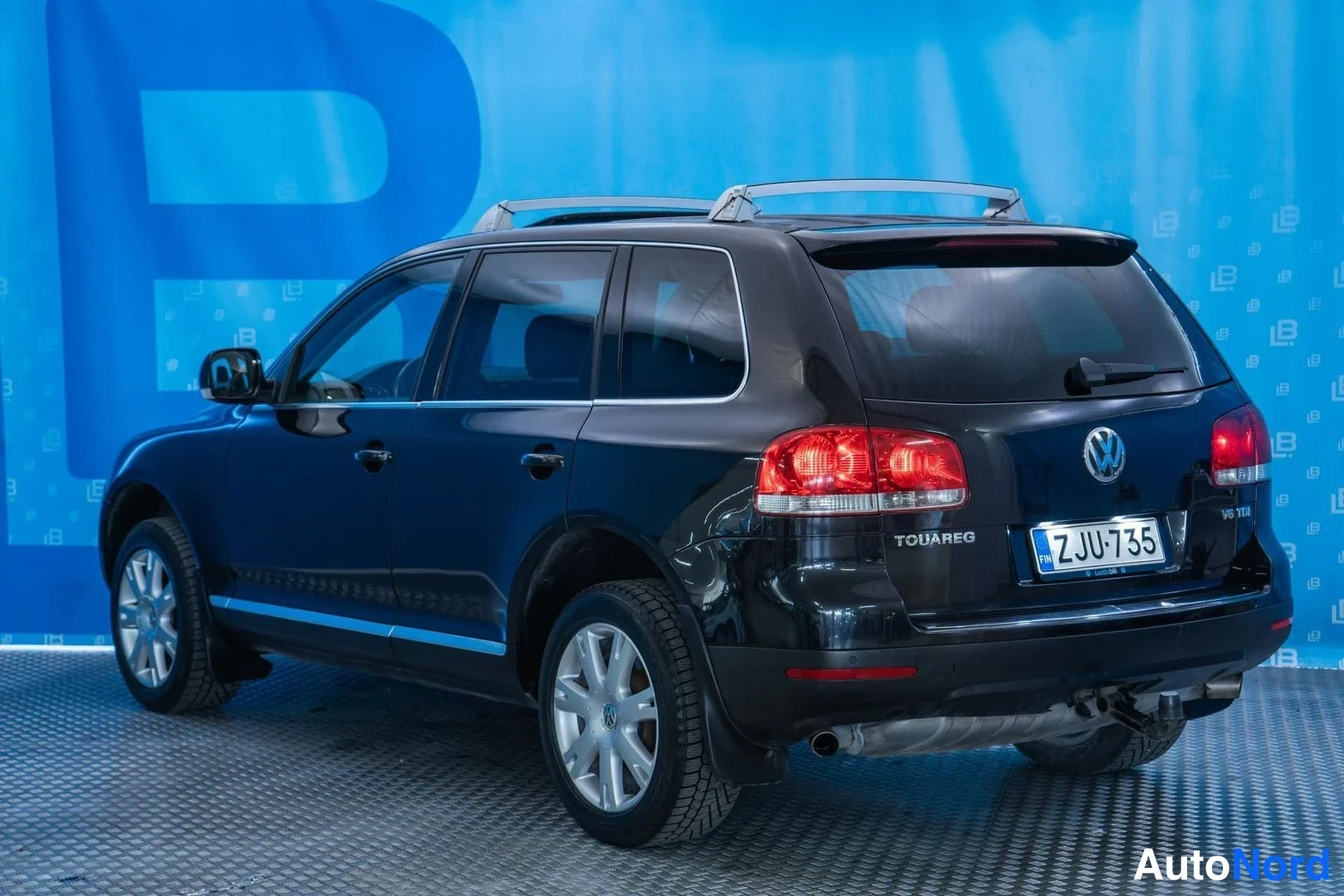 Black Volkswagen Touareg 2006, rear three-quarter, photo 5