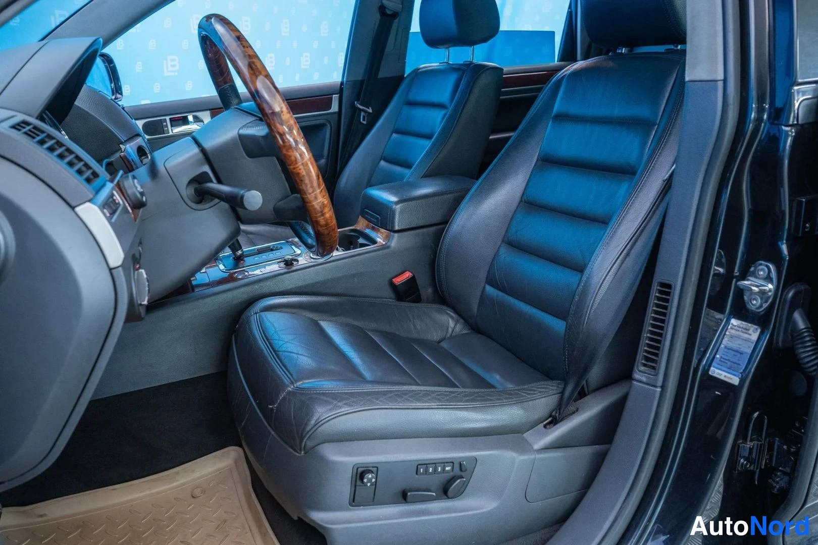 Black Volkswagen Touareg 2006, front seats, photo 10
