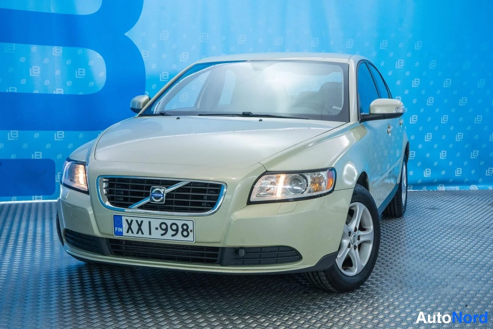 Green Volvo S40 2008, front three-quarter, nose to the left, photo 2
