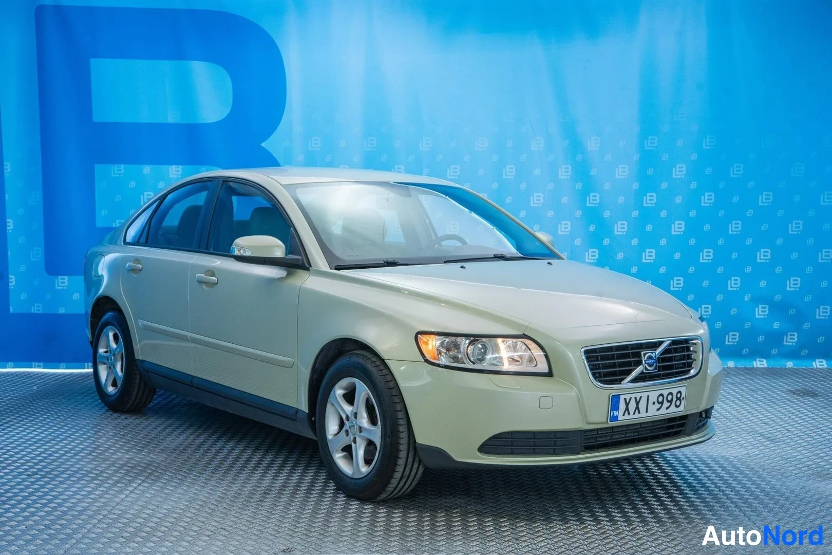 Green Volvo S40 2008, front three-quarter, nose to the right, photo 3