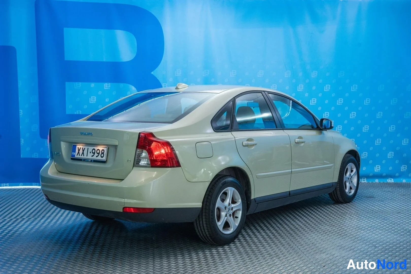 Green Volvo S40 2008, rear three-quarter, photo 4
