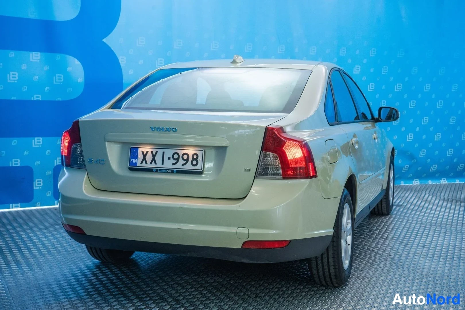 Green Volvo S40 2008, rear three-quarter, photo 6