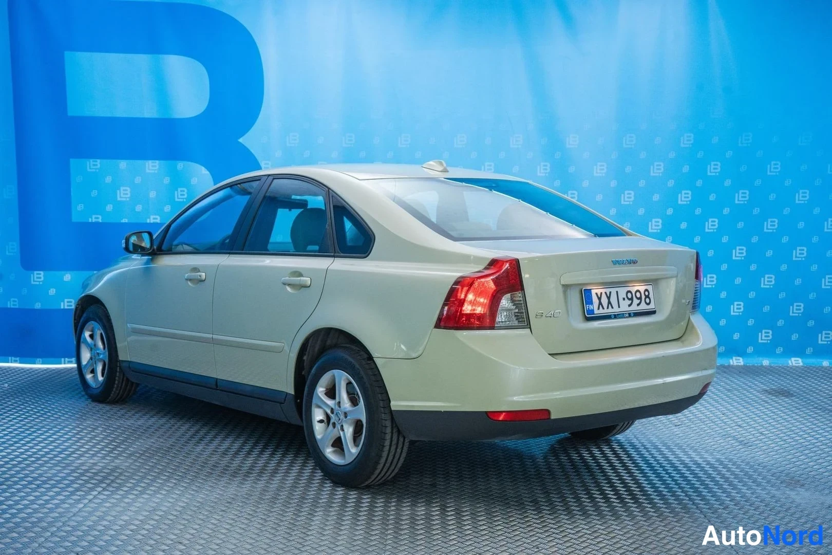 Green Volvo S40 2008, rear three-quarter, photo 5