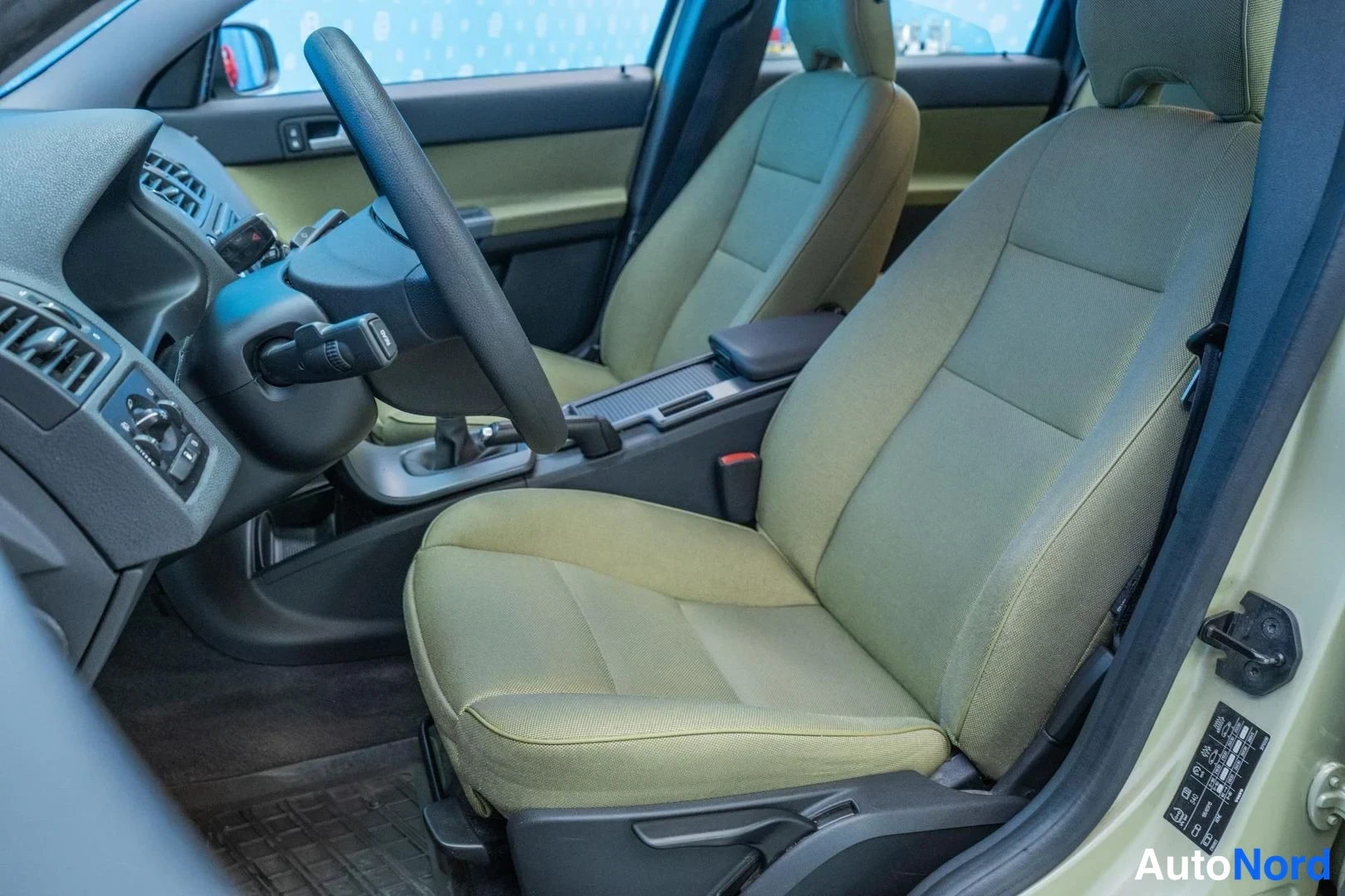 Green Volvo S40 2008, front seats, photo 10