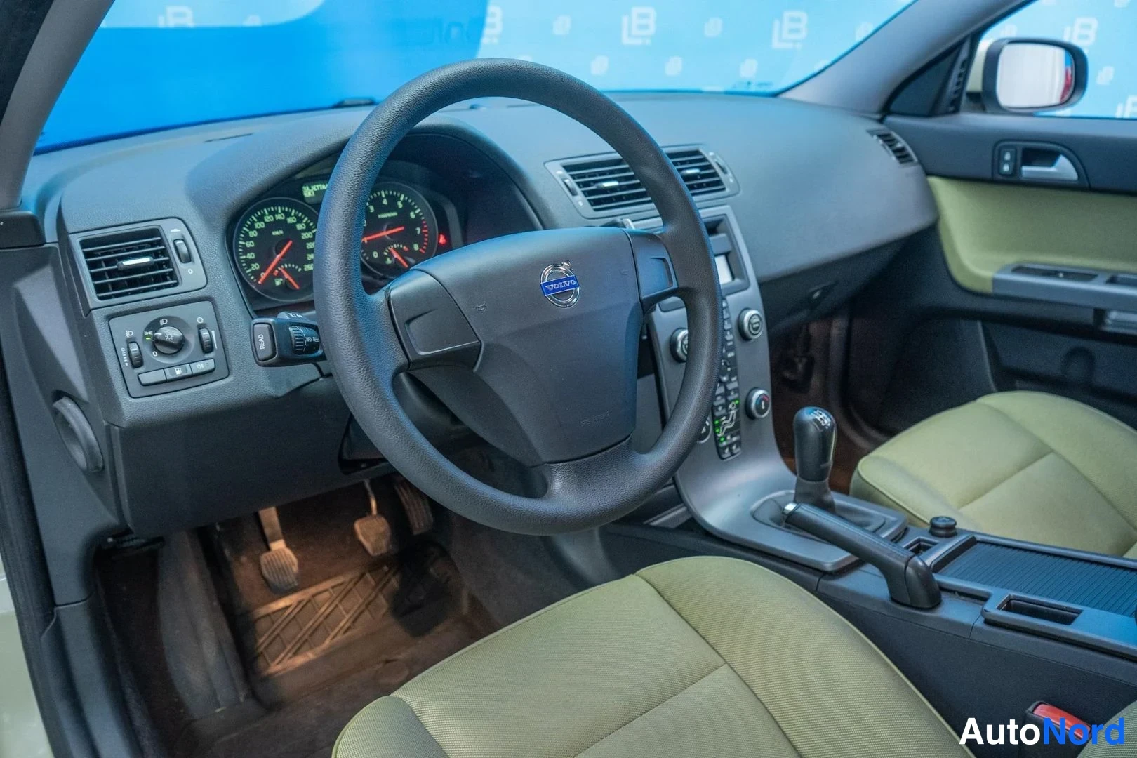 Green Volvo S40 2008, cockpit, photo 7