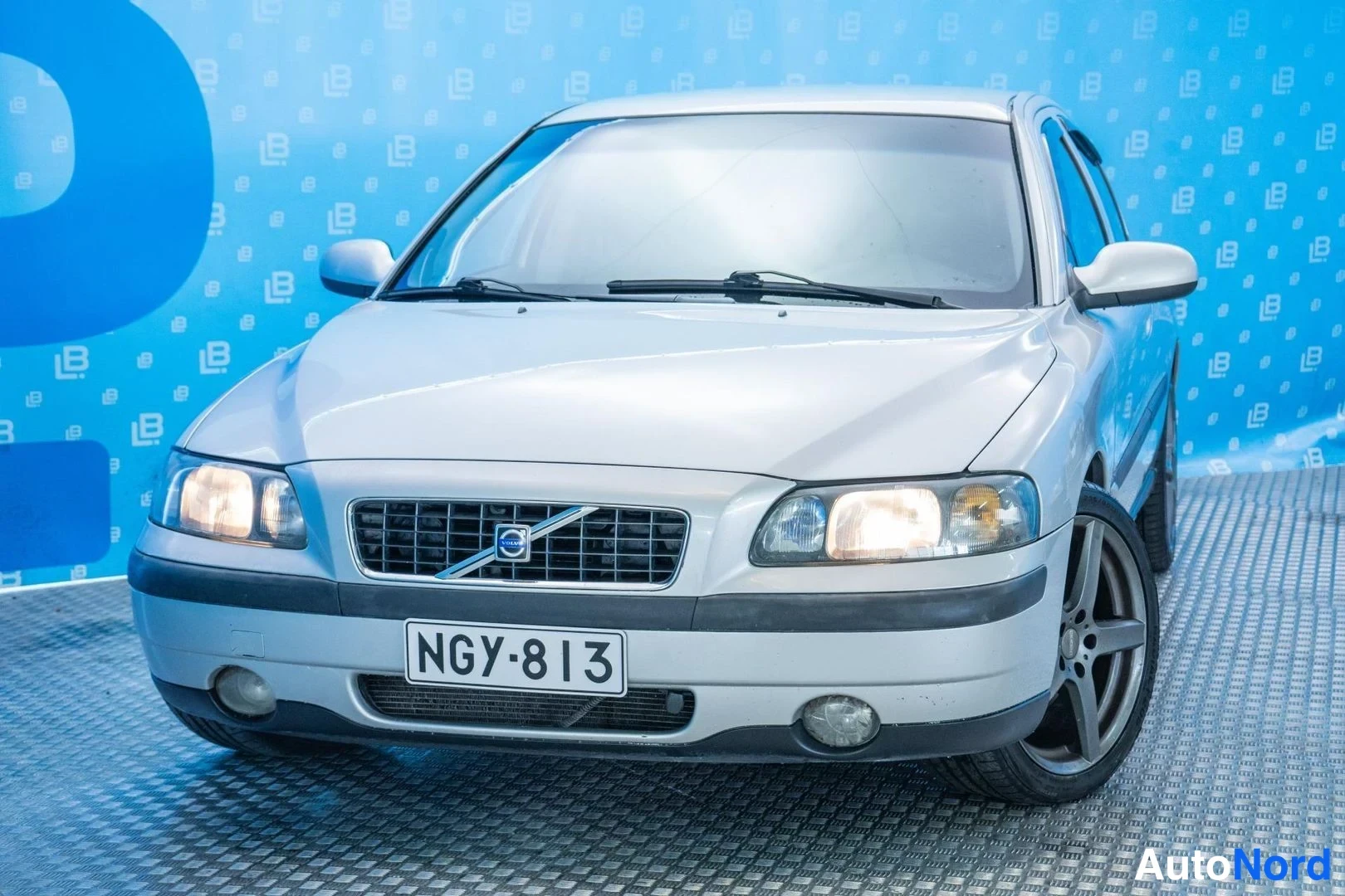 Silver Volvo S60 2002, front three-quarter, nose to the left, photo 2