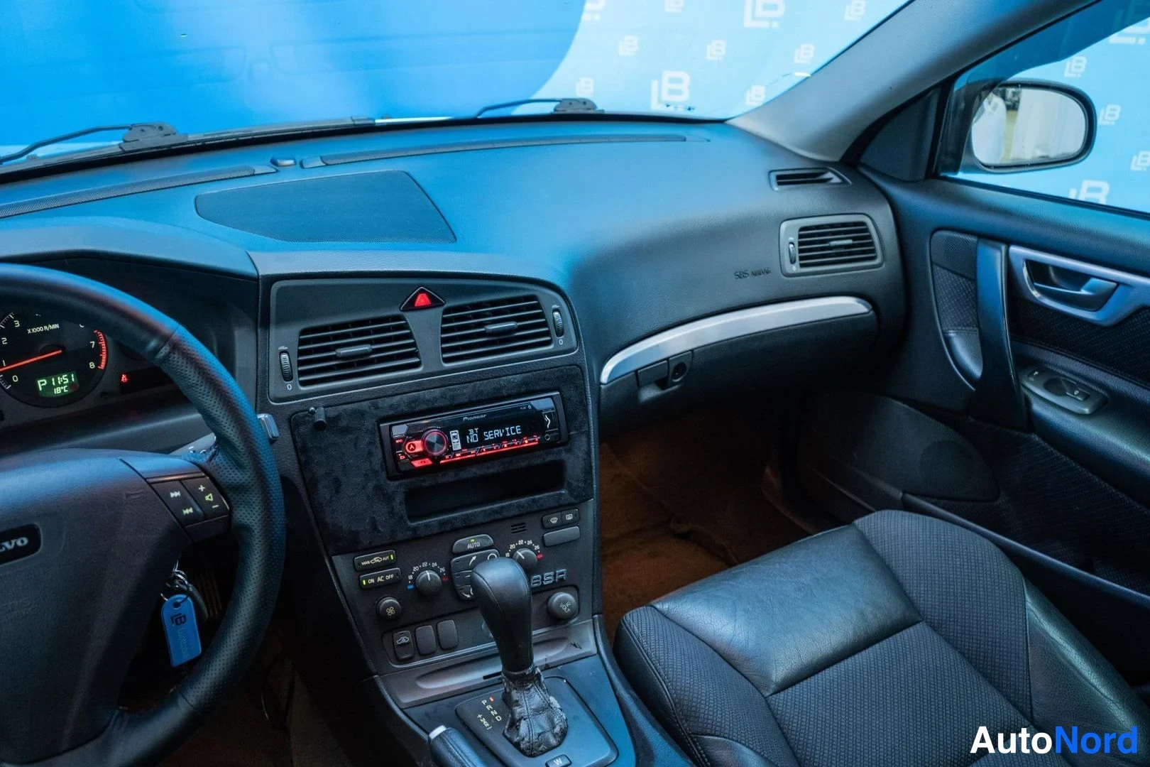 Silver Volvo S60 2002, cockpit, photo 11