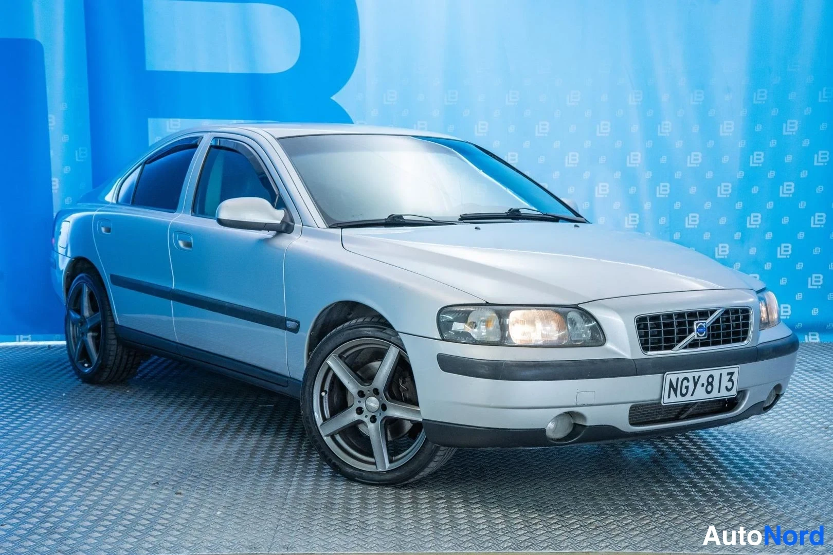 Silver Volvo S60 2002, front three-quarter, nose to the right, photo 3