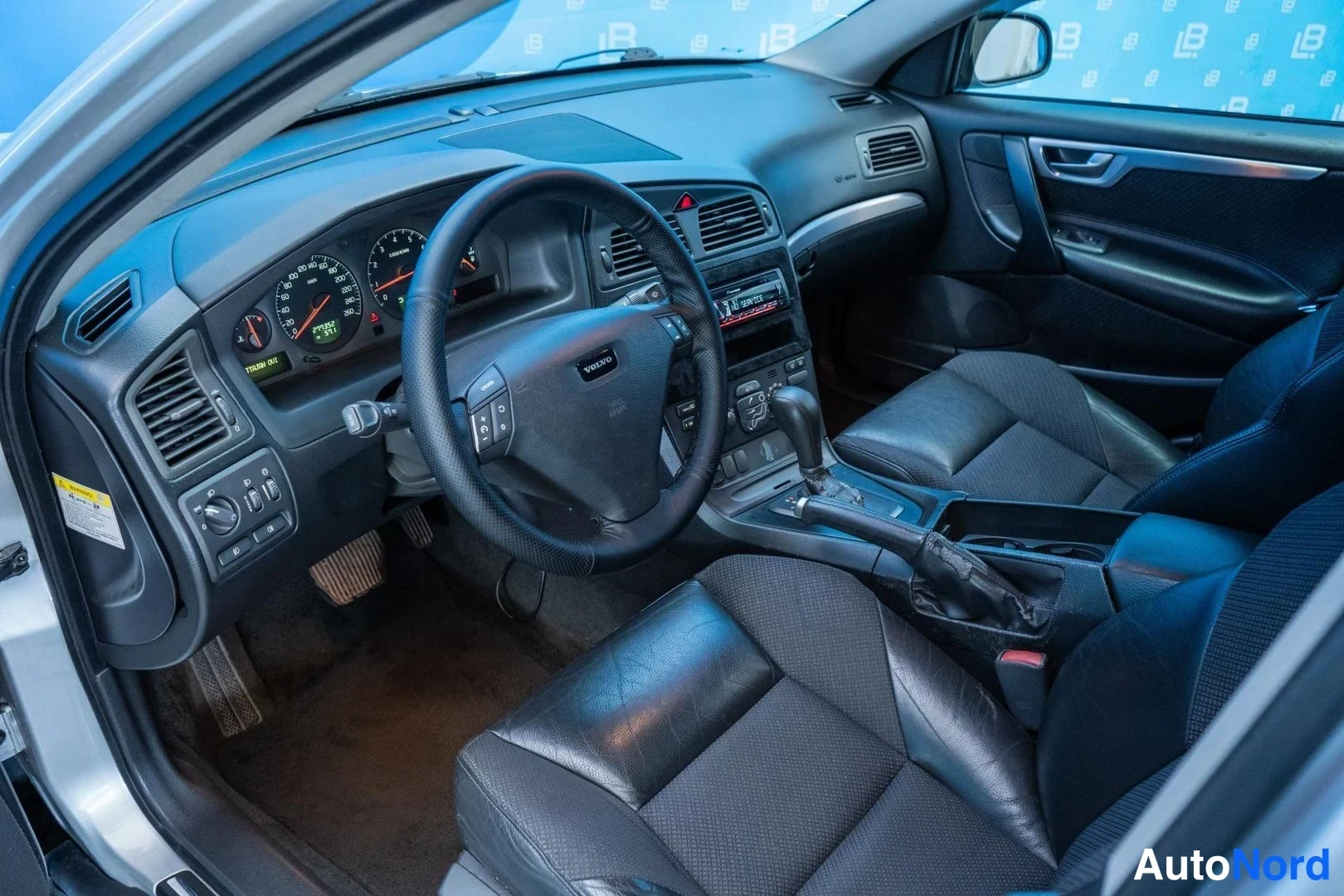 Silver Volvo S60 2002, cockpit, photo 8