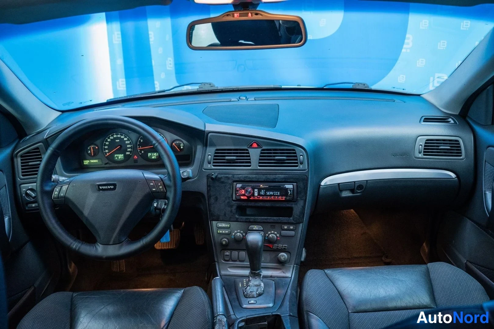 Silver Volvo S60 2002, cockpit, photo 9