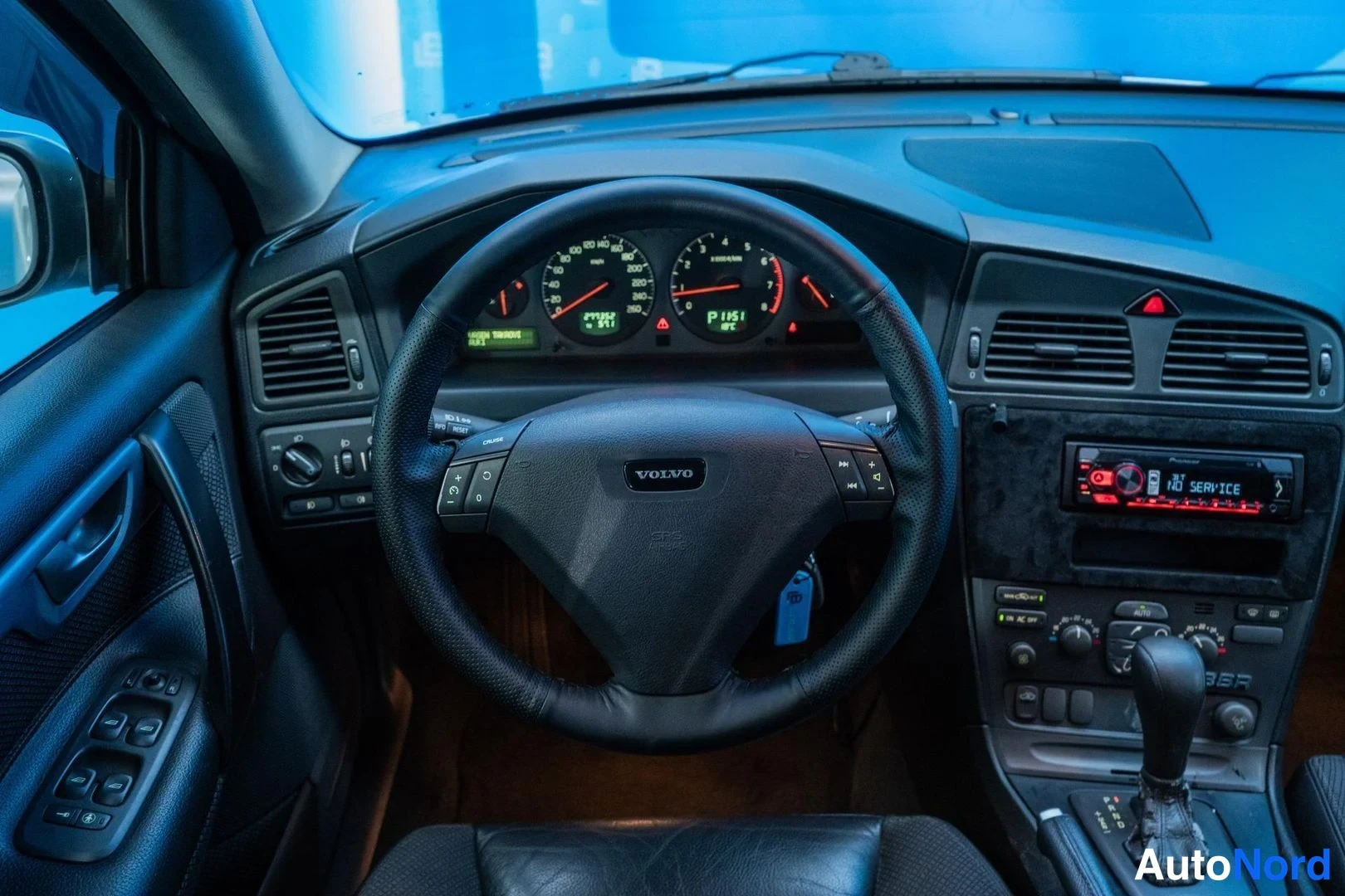 Silver Volvo S60 2002, cockpit, photo 10