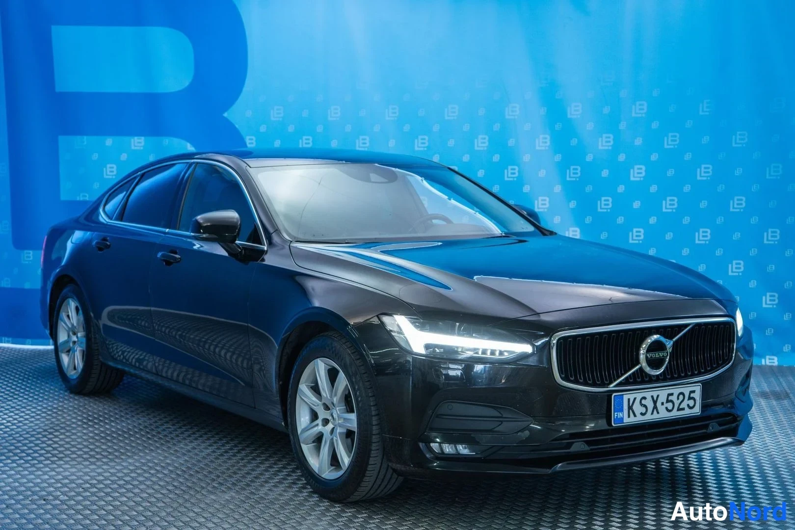 Black Volvo S90 2018, front three-quarter, nose to the right, photo 3