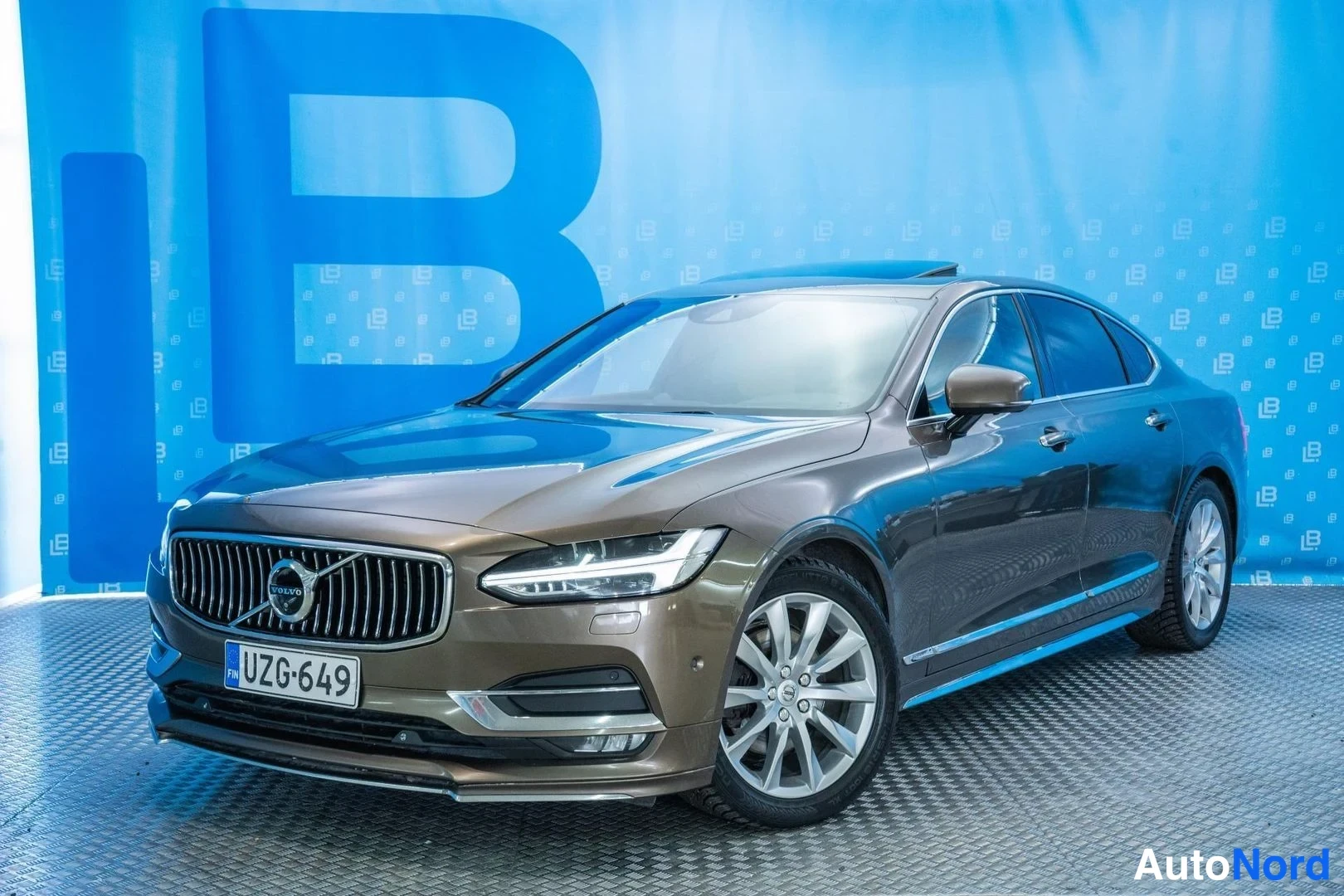 Brown Volvo S90 2016, front three-quarter, nose to the left, photo 2