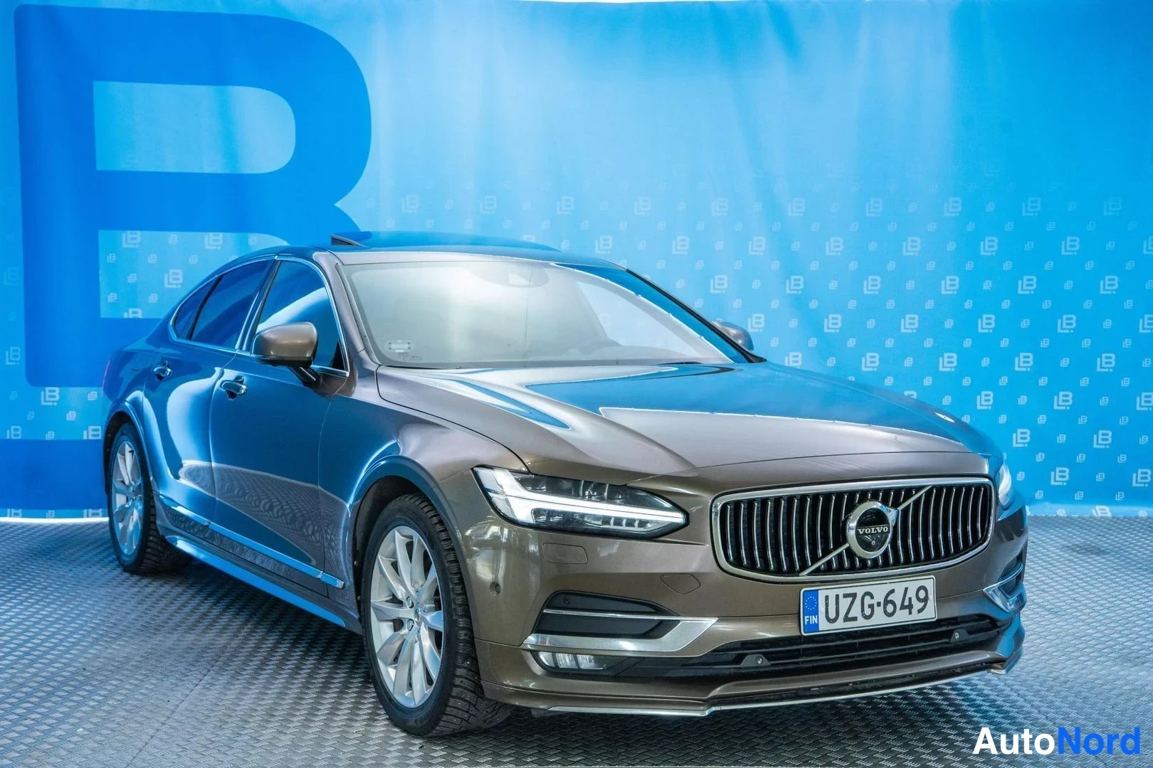 Brown Volvo S90 2016, front three-quarter, nose to the right, photo 3