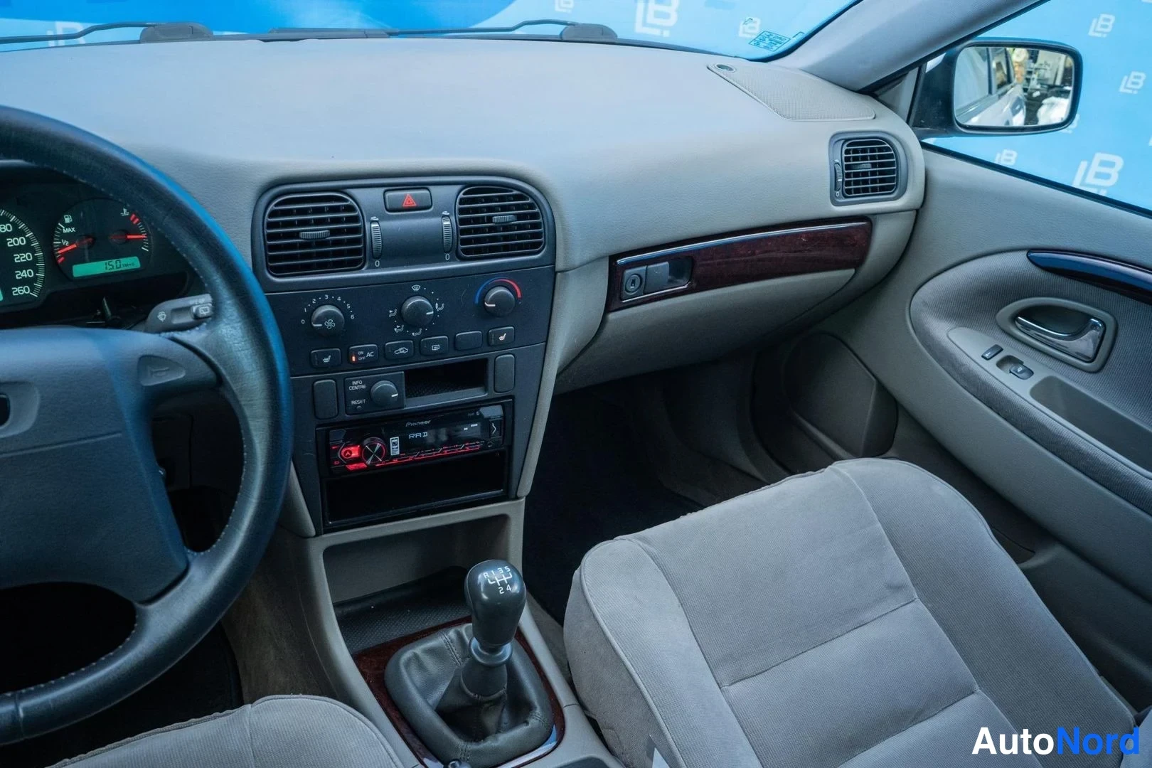 Silver Volvo V40 2001, cockpit, photo 9