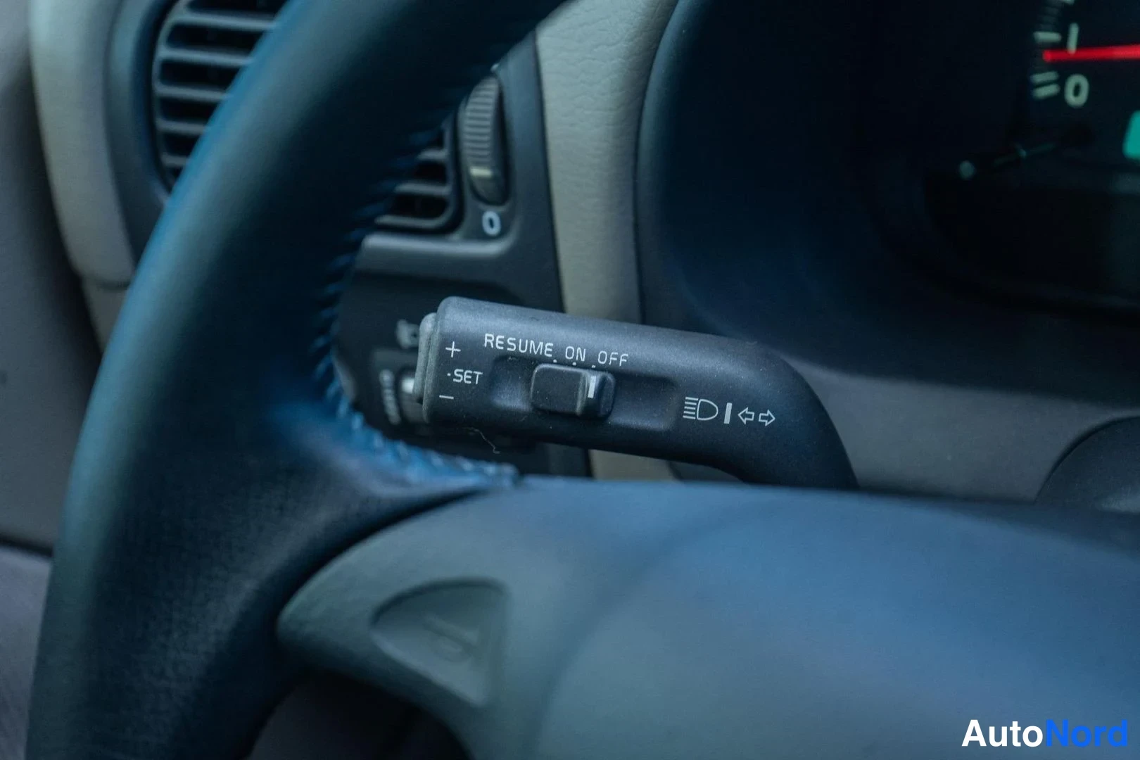 Silver Volvo V40 2001, detail, photo 15