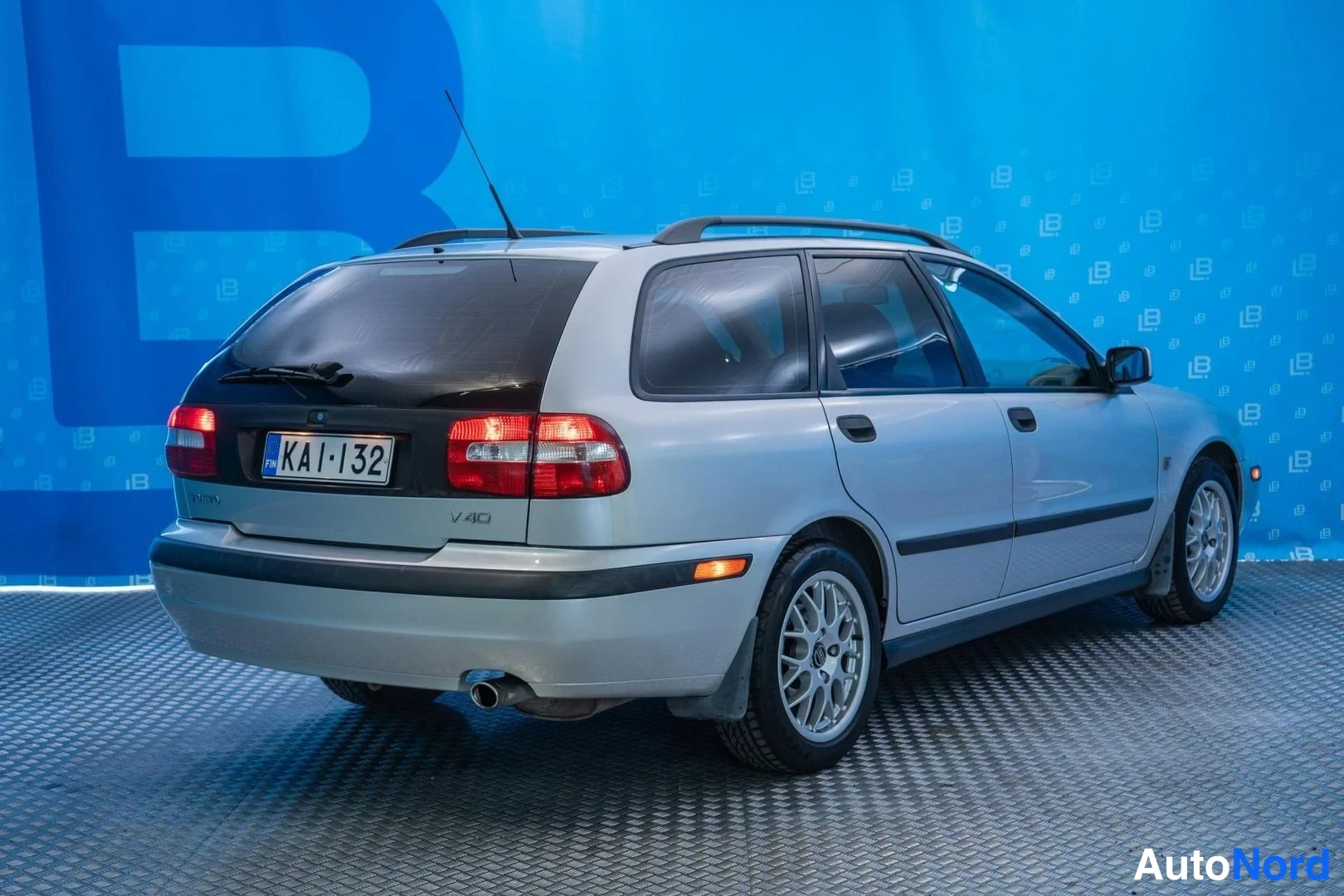 Silver Volvo V40 2001, rear three-quarter, photo 5