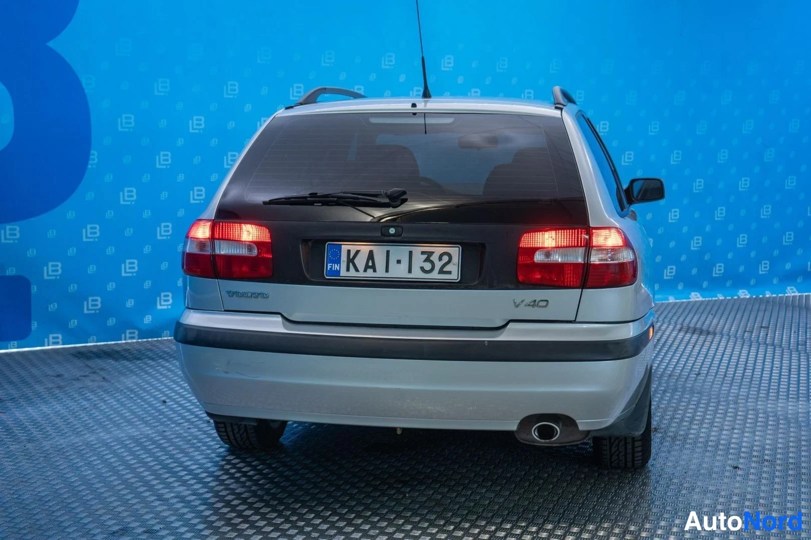 Silver Volvo V40 2001, rear, photo 6