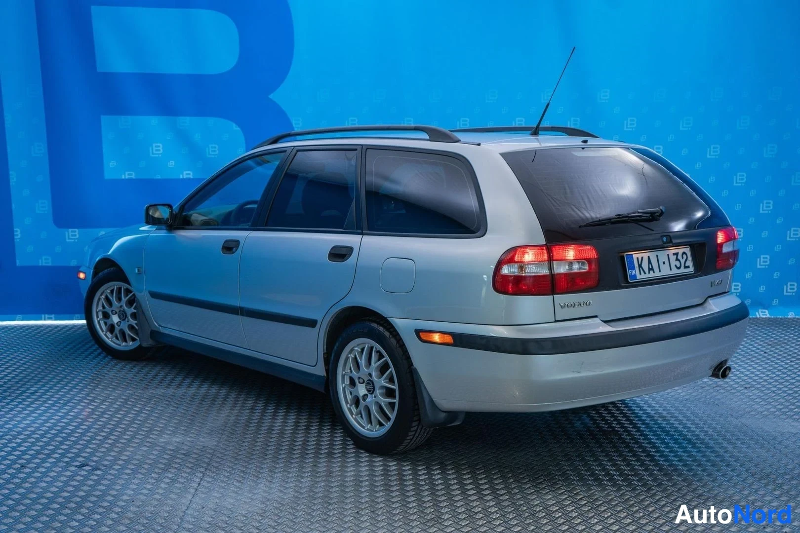 Silver Volvo V40 2001, rear three-quarter, photo 4