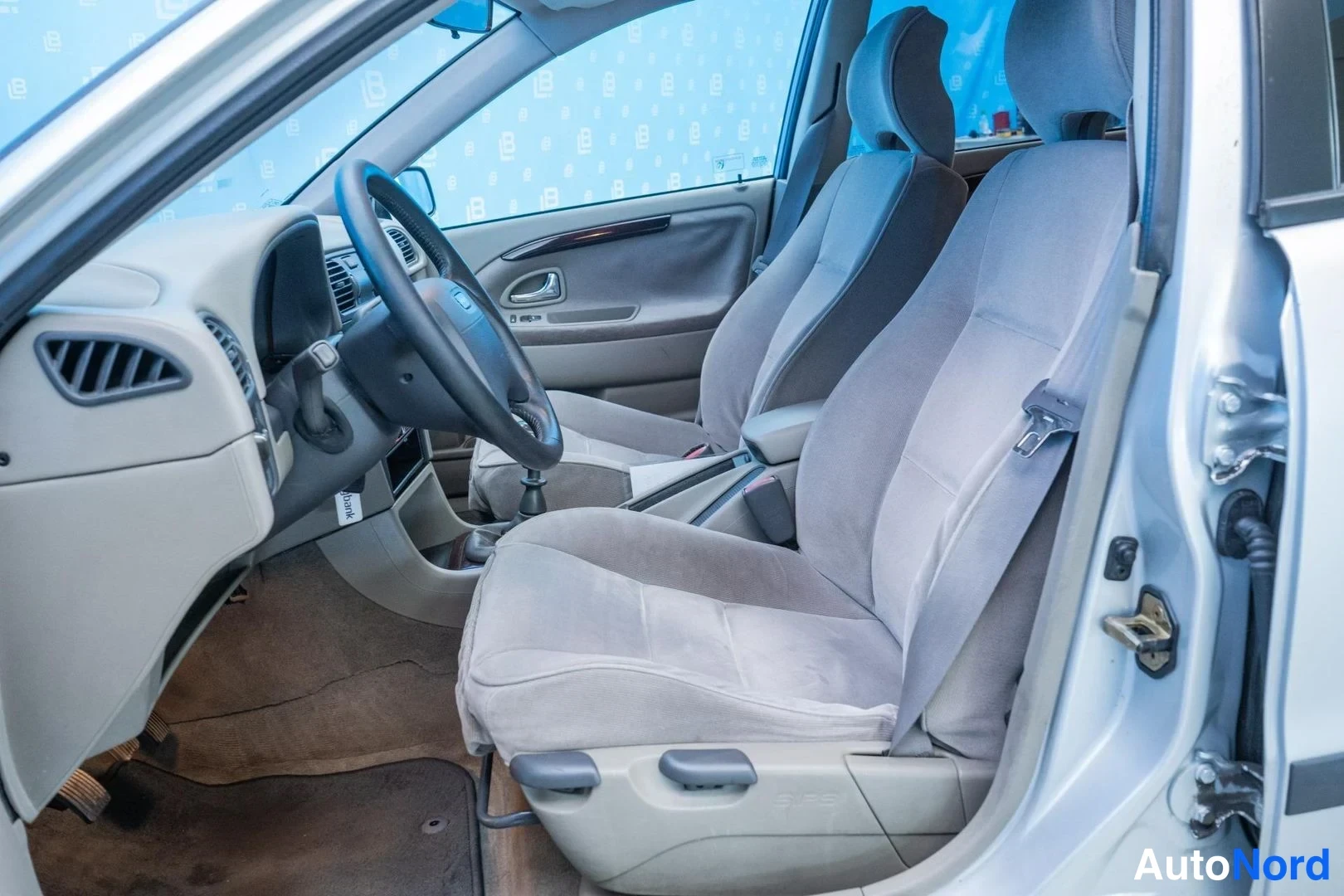 Silver Volvo V40 2001, front seats, photo 10